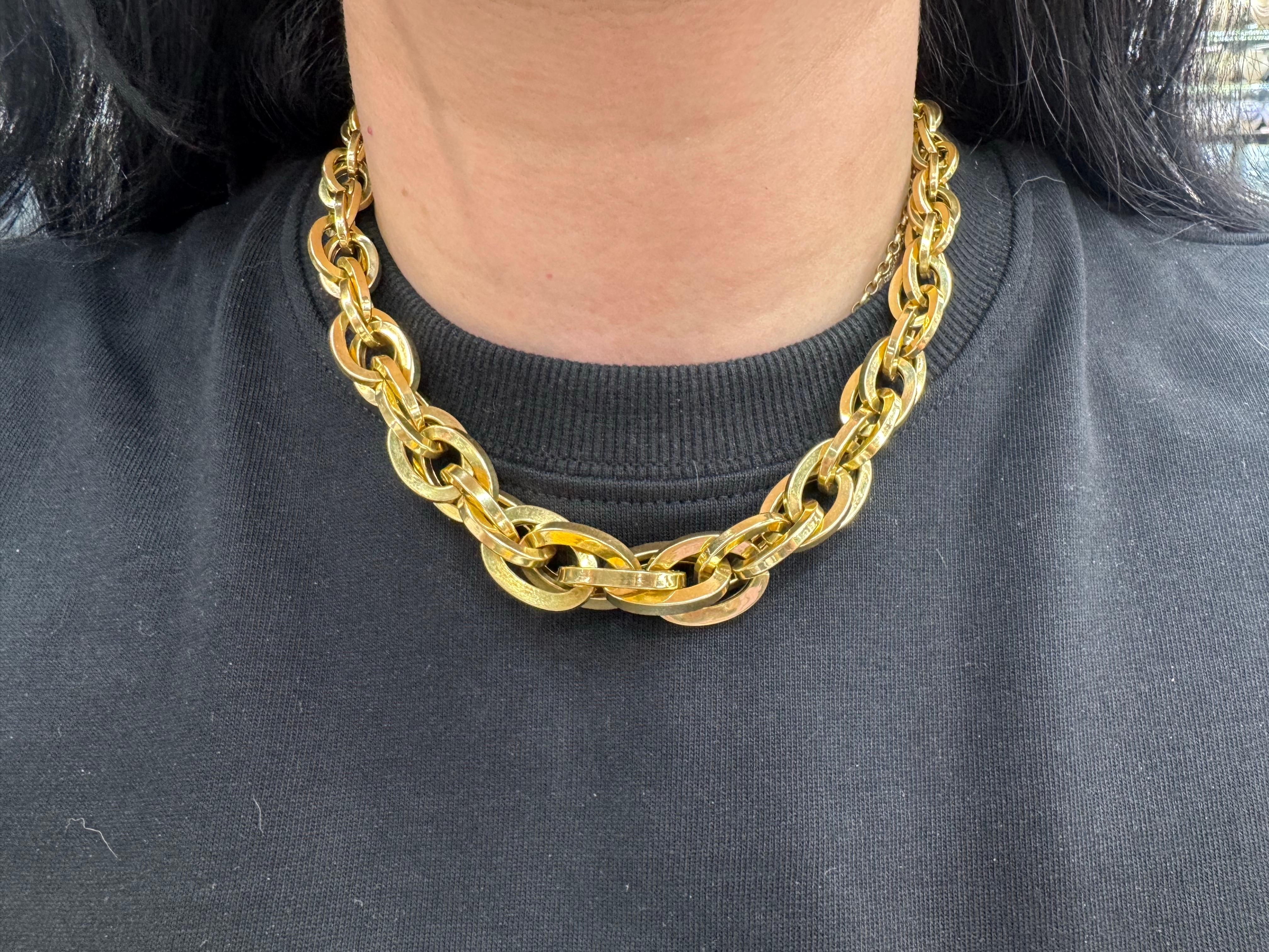 Collana in oro giallo 18 carati con motivo a maglie intrecciate graduate del peso di 55,24 grammi. Lunghezza 17