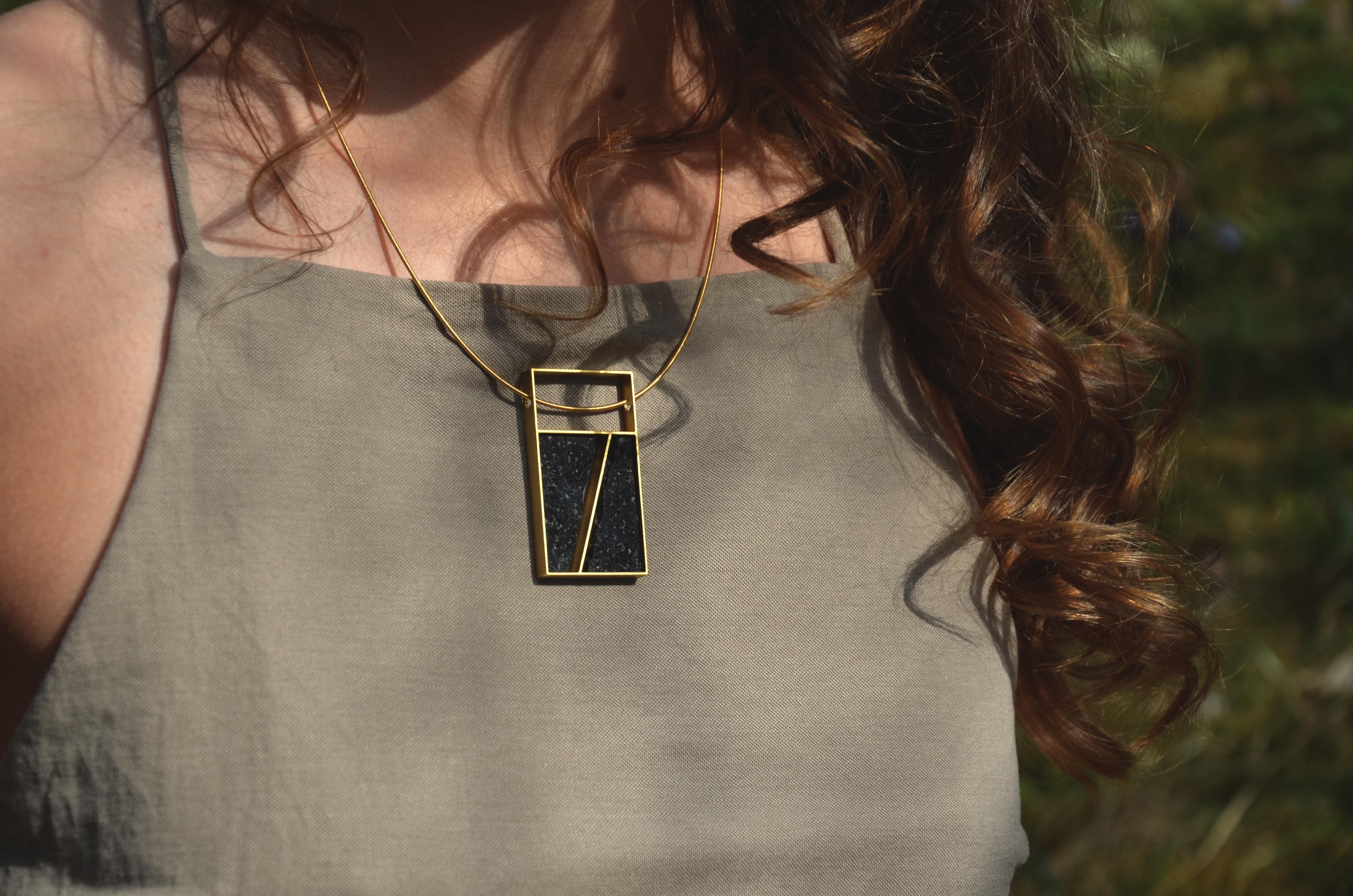 18 karat Yellow Gold Granite Pendant Rope Necklace

Pendant made of 18 karat gold and a sparkling black granite.

Additionall you can order this 14 karat Yellow Gold rope, please get in touch if you would like to do so.