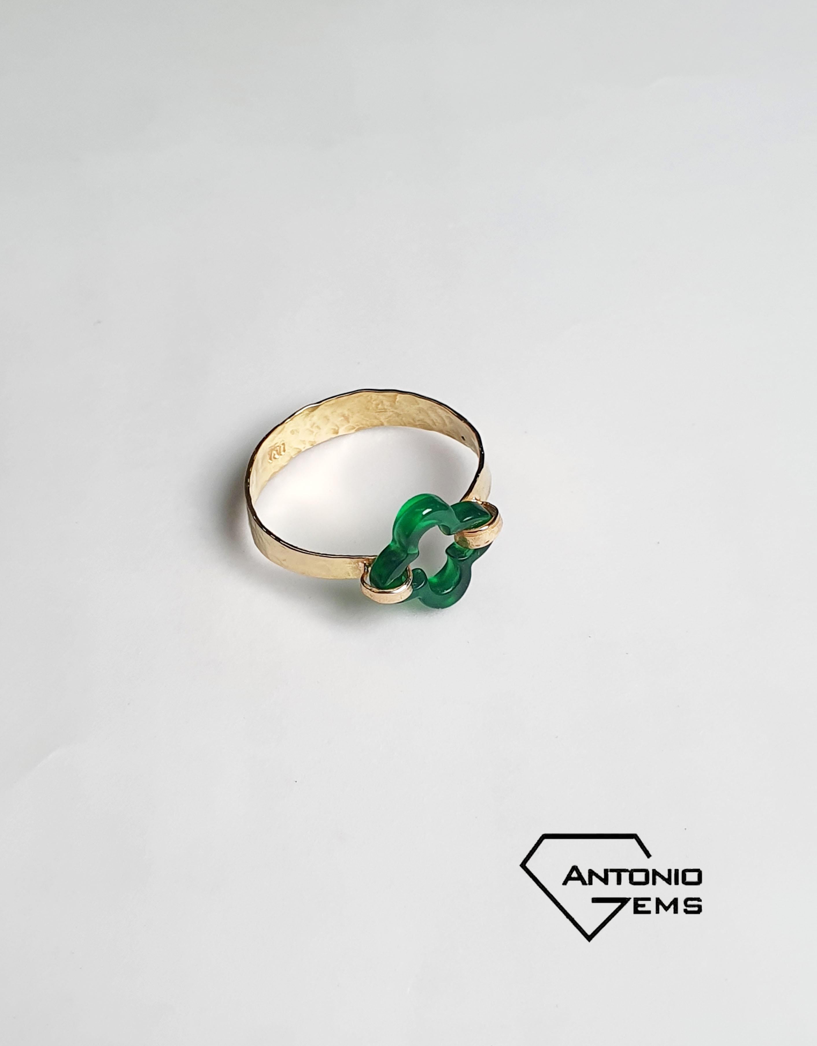 18 kt Yellow Gold ring with Green Agate
Handmade
Gold color: Yellow
Ring size: 5 3/4 US
Total weight: 1.10 grams

Set with:
- Agate
Cut: Cabochon
Color: Green