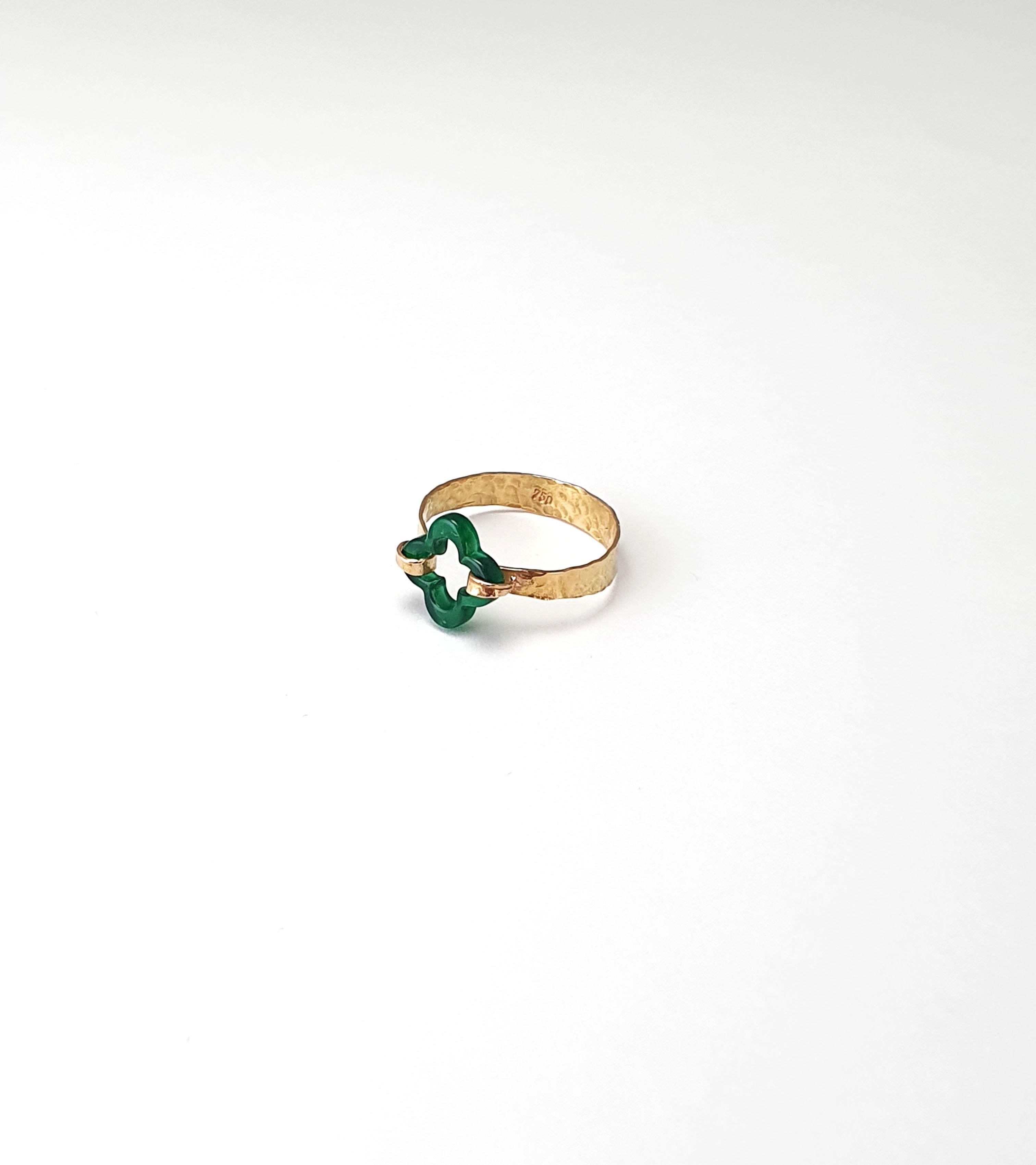 Modern 18 Karat Yellow Gold Green Agate Ring For Sale