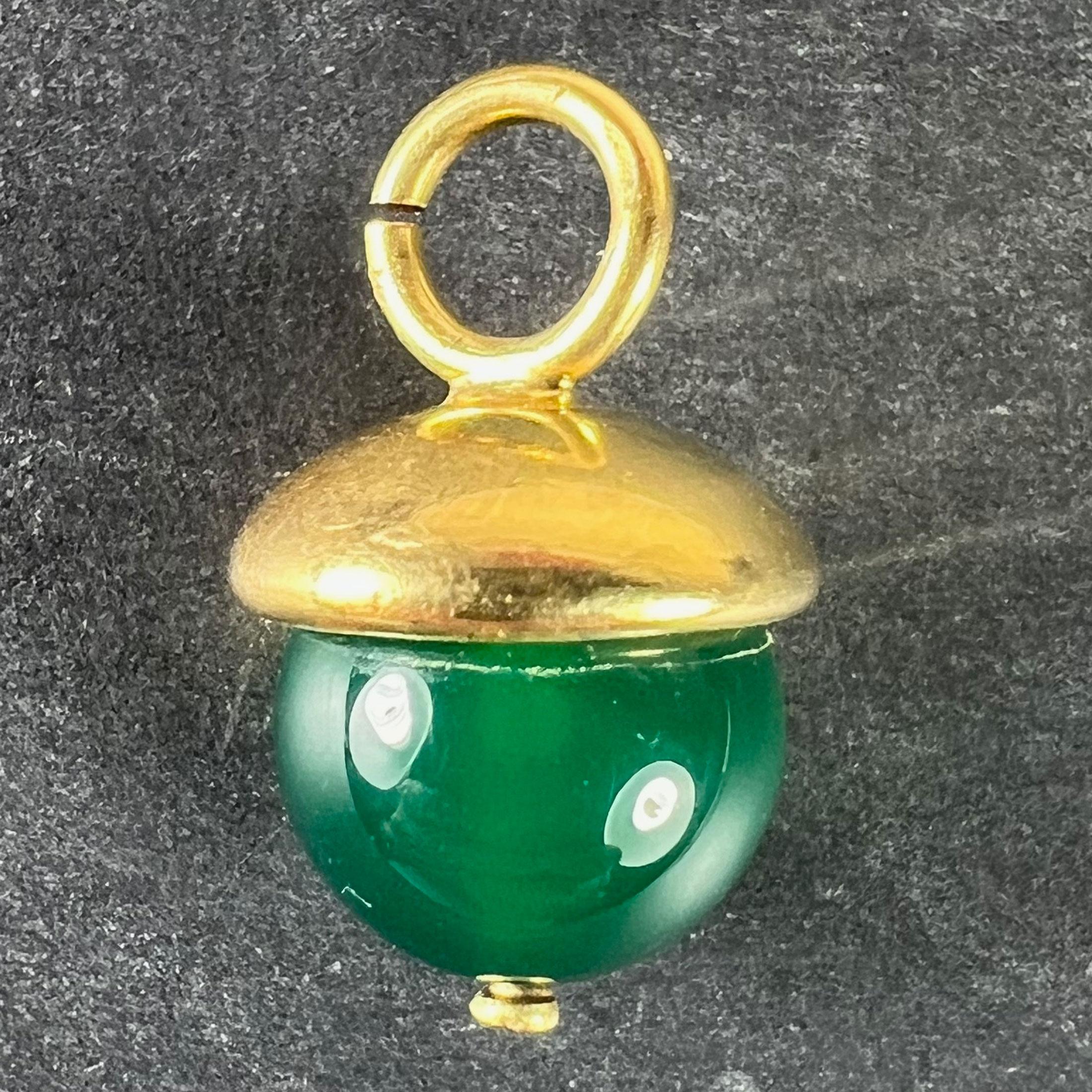 Un pendentif charme en or jaune 18 carats (18K) et agate verte teintée conçu comme une sphère avec un capuchon en or. Estampillé du poinçon de la chouette pour l'or 18 carats et d'importation française.

Dimensions : 2 x 1,2 x 1,2 cm : 2 x 1,2 x 1,2