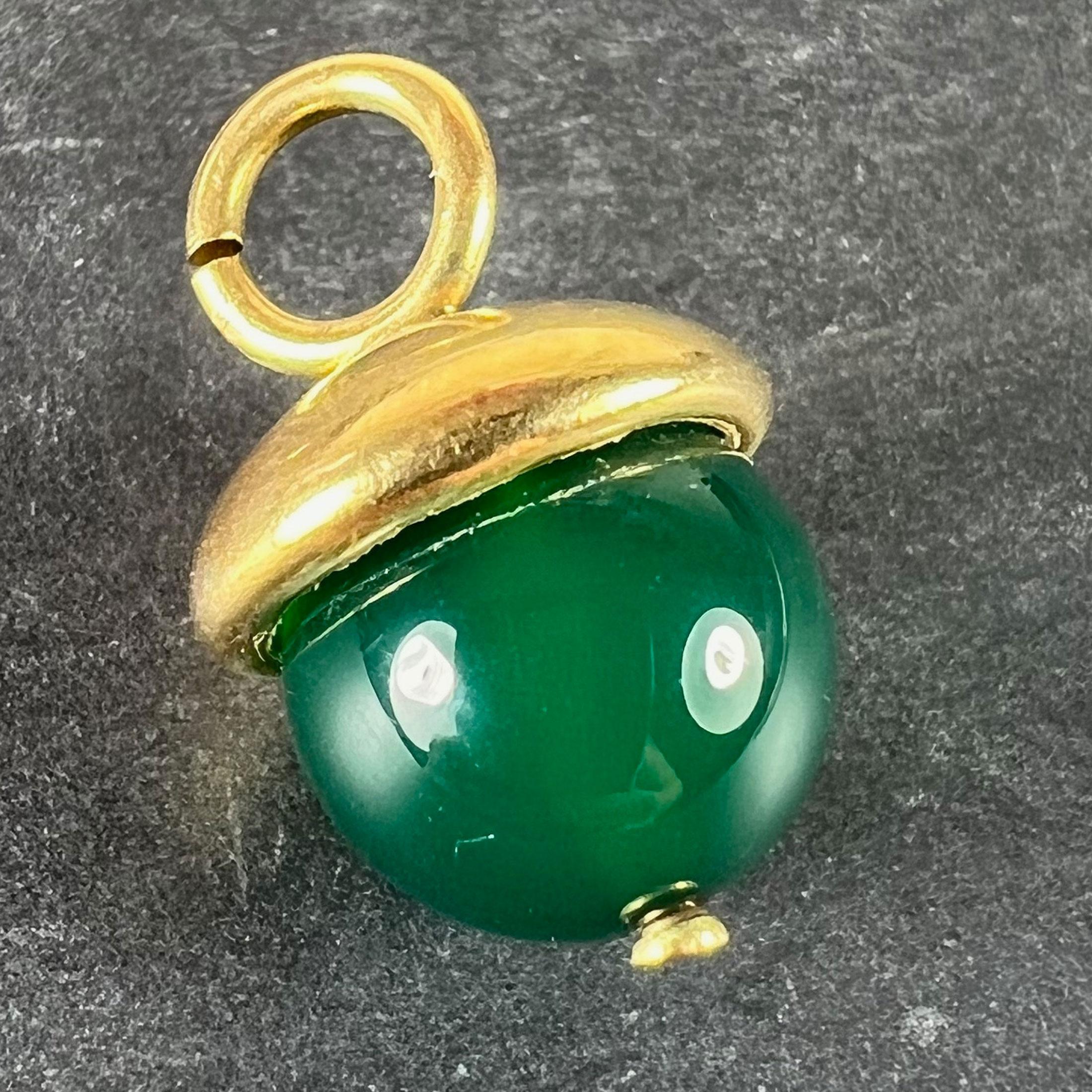 Taille pampille Pendentif sphère en agate verte en or jaune 18 carats en vente