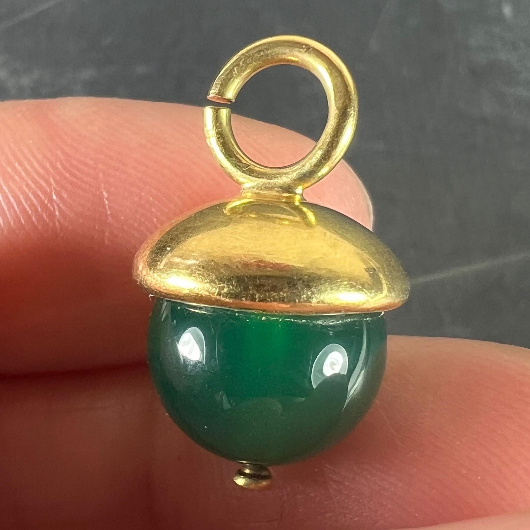 Pendentif sphère en agate verte en or jaune 18 carats en vente 1