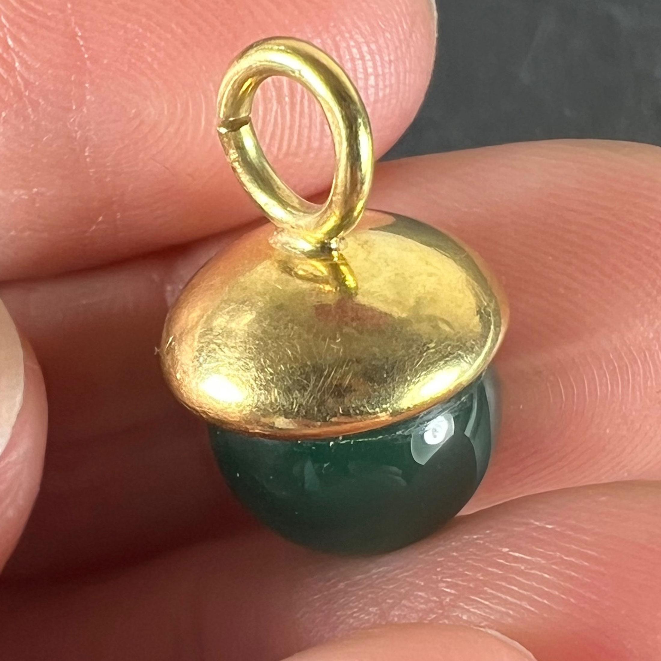 Pendentif sphère en agate verte en or jaune 18 carats en vente 3