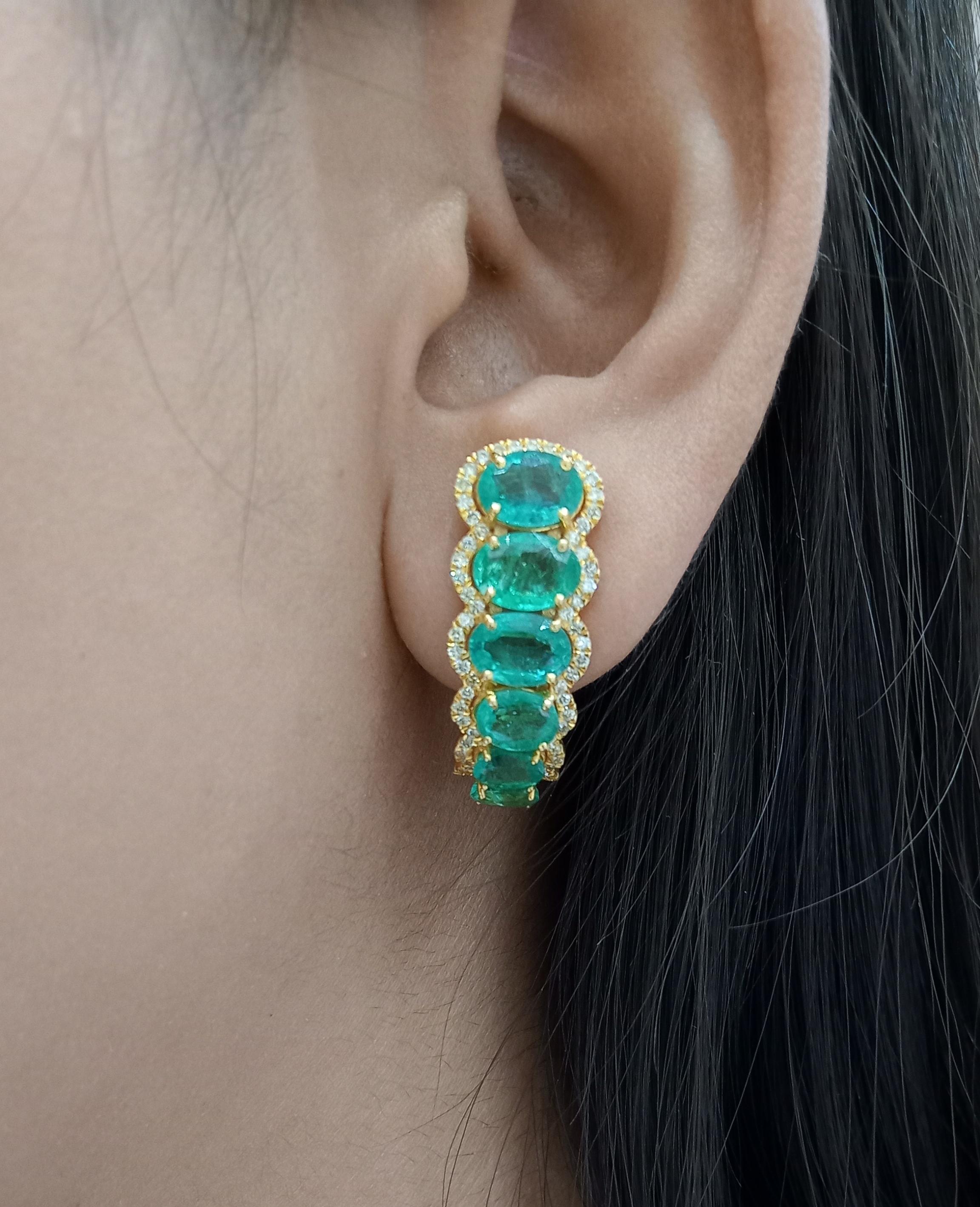 Contemporary 18 Karat Yellow Gold Green Emerald White Diamond Hoop Earrings For Sale