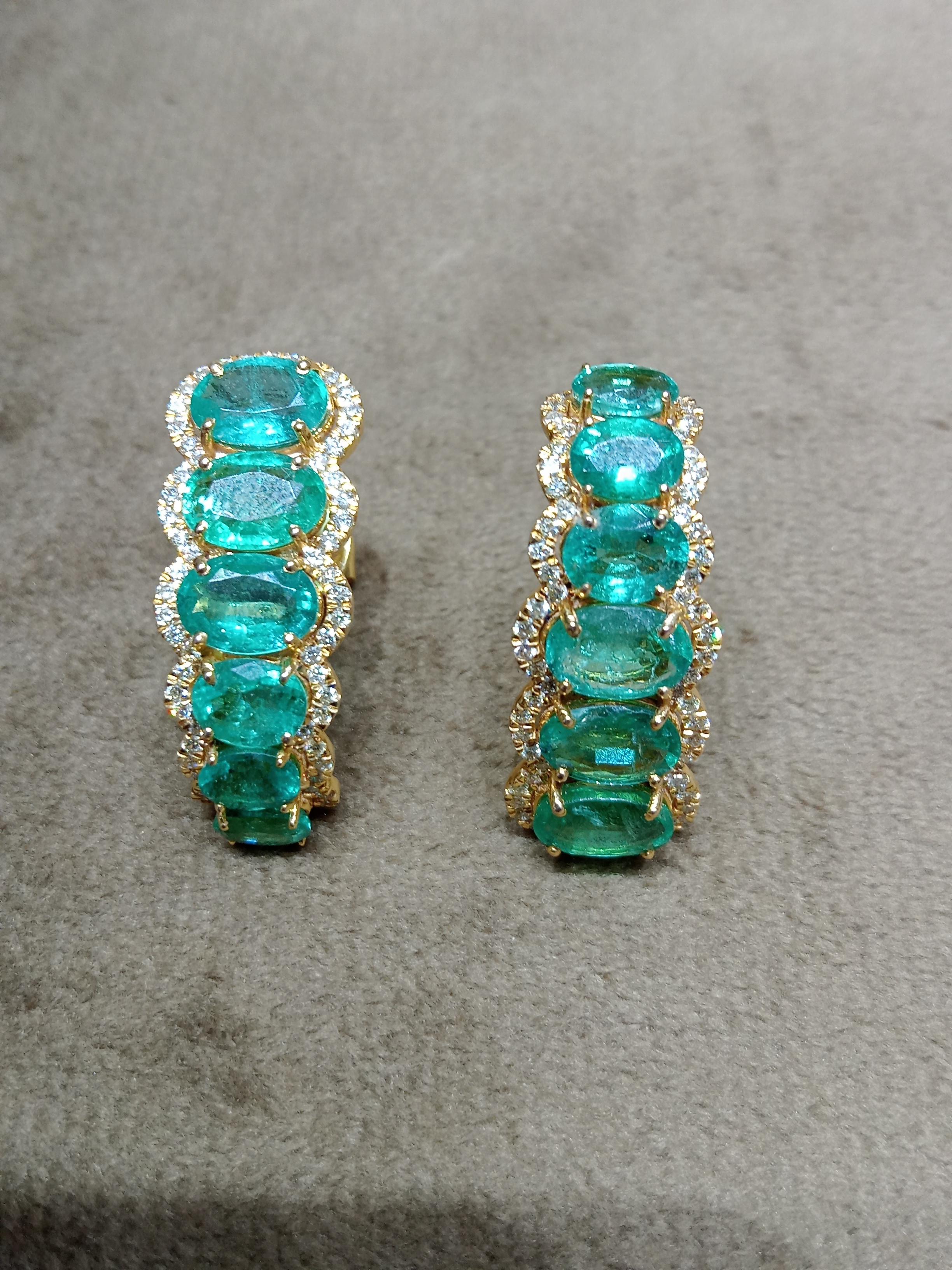 Mixed Cut 18 Karat Yellow Gold Green Emerald White Diamond Hoop Earrings For Sale