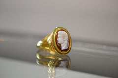 Bague camée en or jaune 18 carats, émail vert et pierres dures