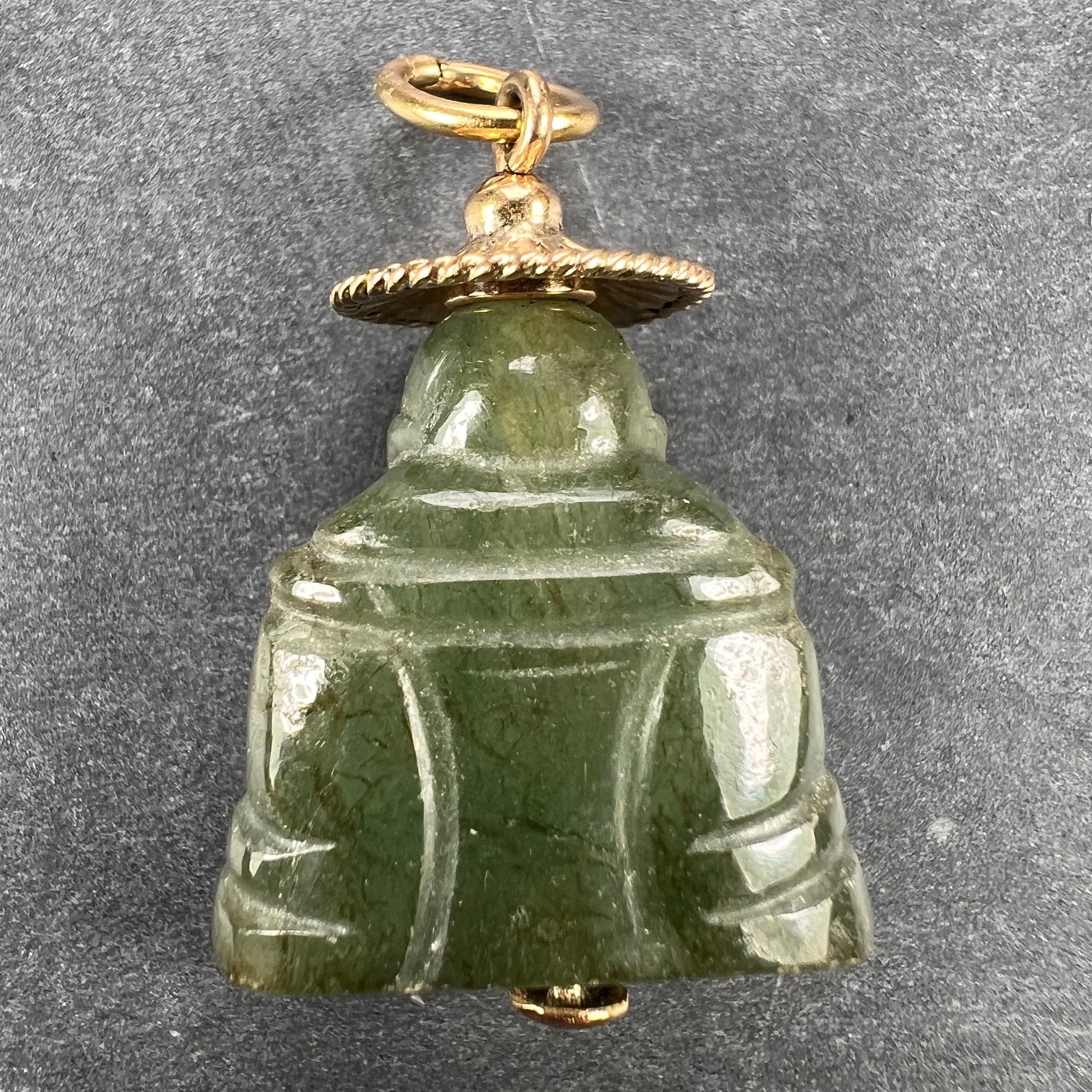 Buddha, Großer Charm-Anhänger, 18 Karat Gelbgold, grüner Jadeit, Jade (Ungeschliffen) im Angebot