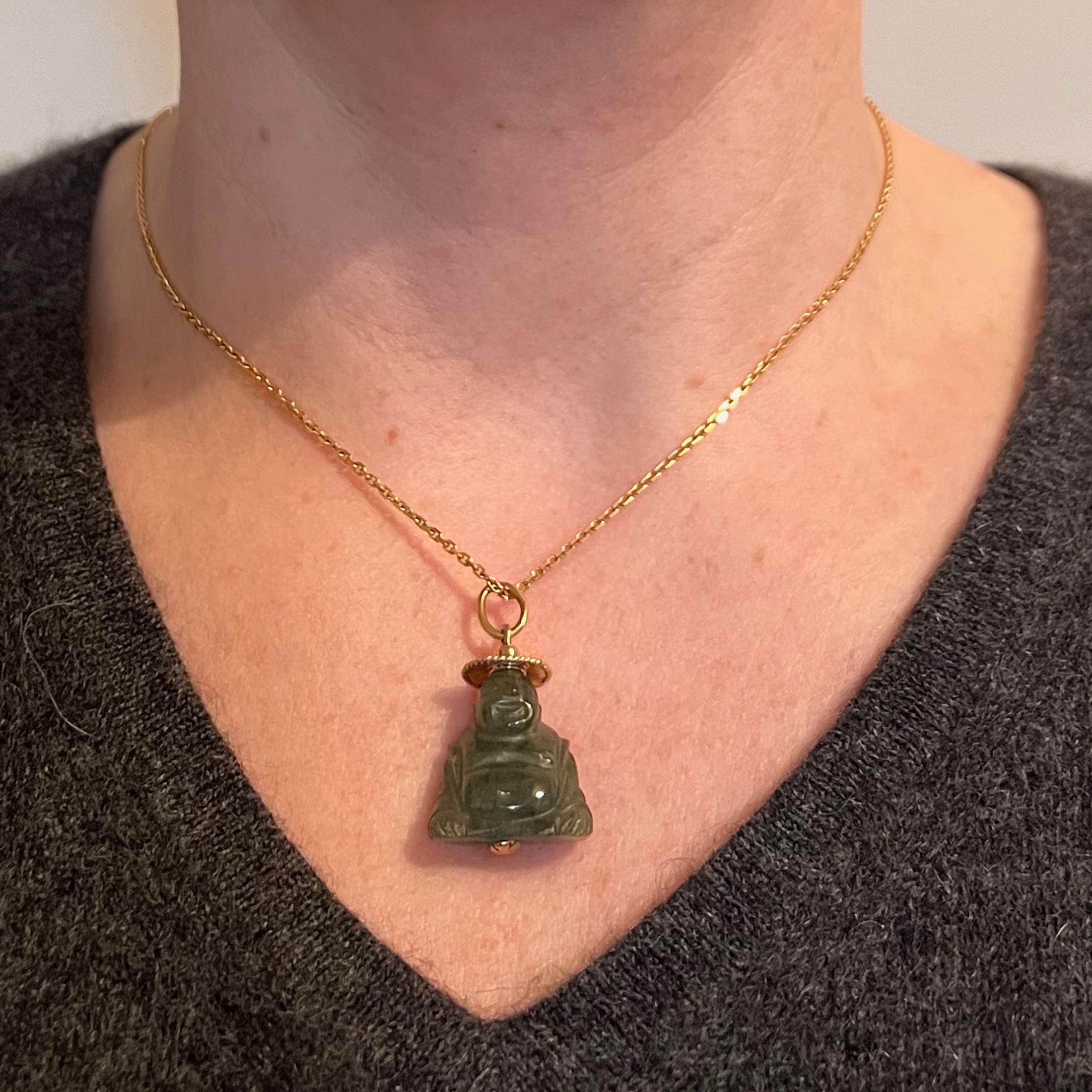 Buddha, Großer Charm-Anhänger, 18 Karat Gelbgold, grüner Jadeit, Jade im Zustand „Gut“ im Angebot in London, GB