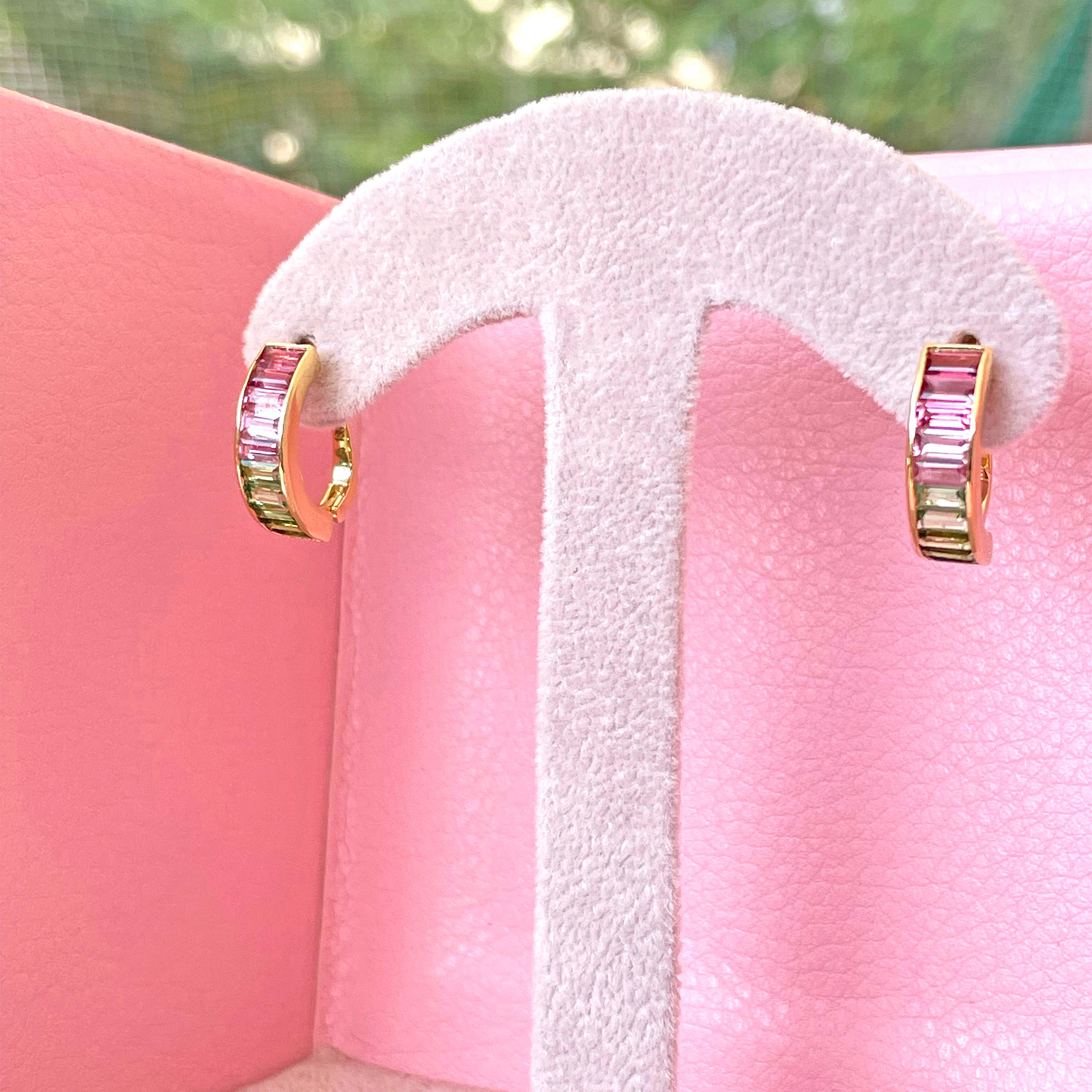 18 Karat Yellow Gold Green Pink Bi-Color Tourmaline Linear Huggie Hoop Earrings In New Condition For Sale In Jaipur, Rajasthan