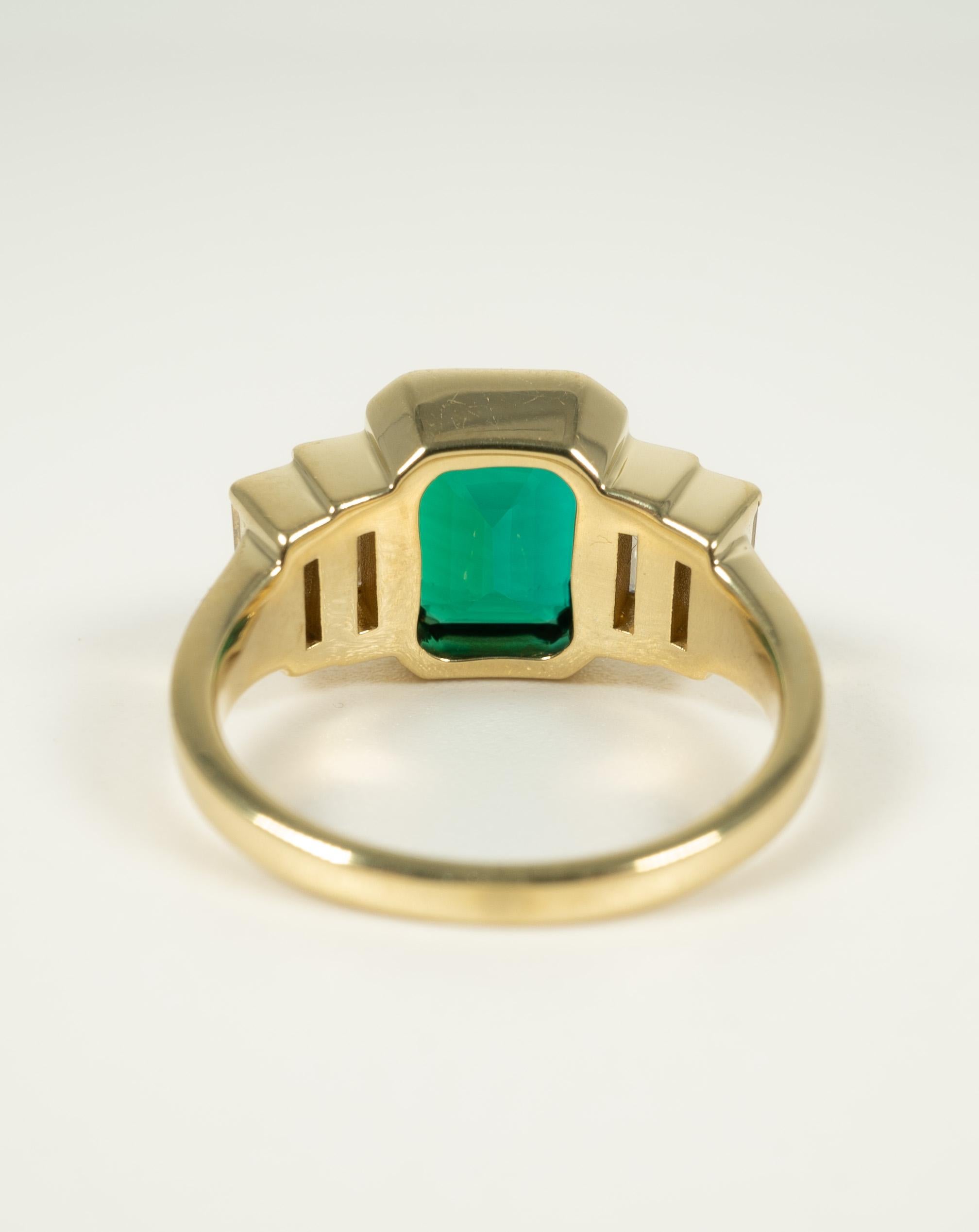 Anello in oro giallo 18 carati, pietra verde e diamante In condizioni buone a Dallas, TX