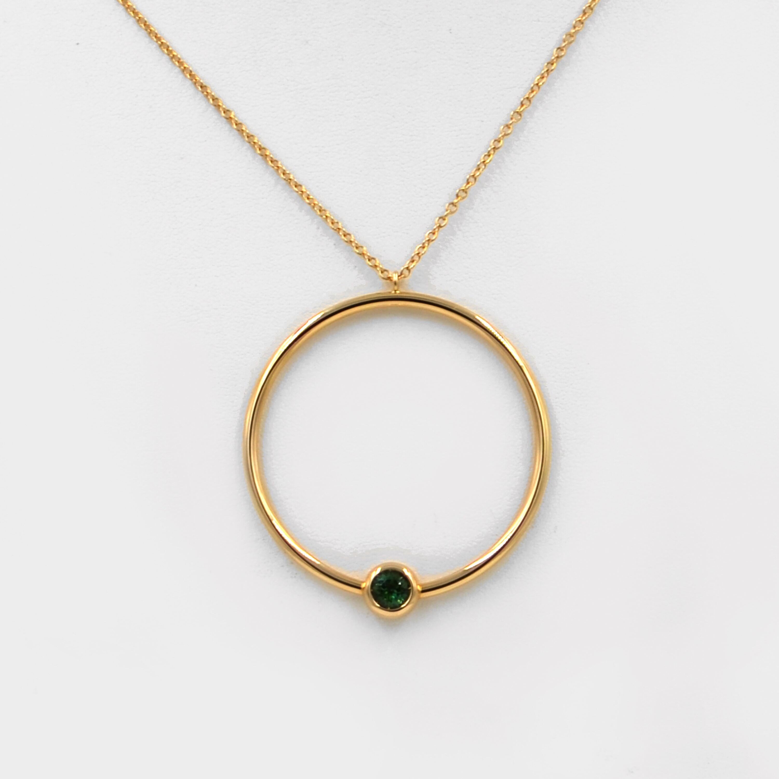 18kt Yellow Gold Green Tourmaline GARAVELLI Long Necklace
Chain lenght cm 65
Circle pendant diameter cm 45
18kt gold gr 12,06
Round Green Tourmaline ct 0,73