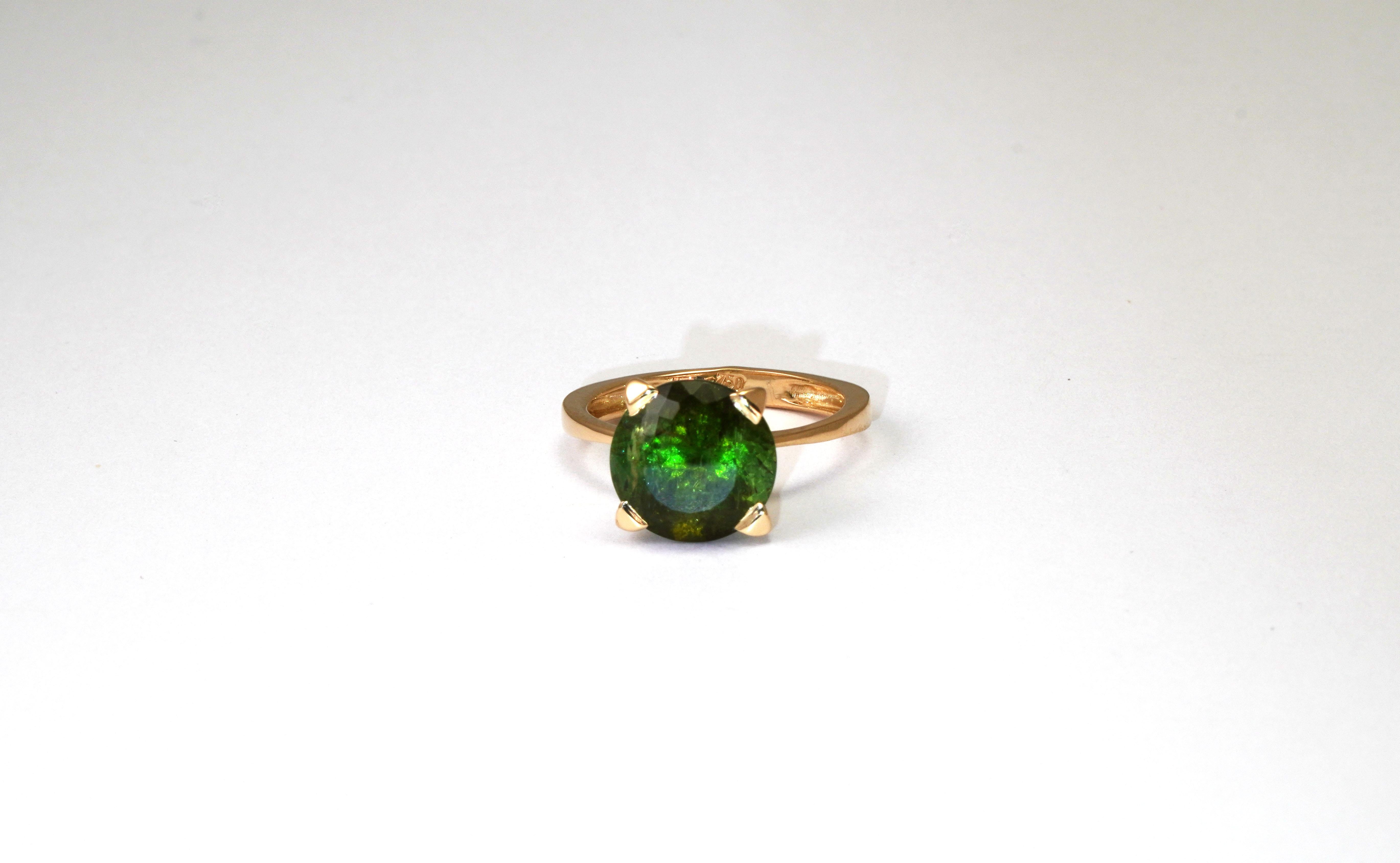 18 kt Yellow Gold ring with Green Tourmaline
Gold color: Yellow
Ring size: 6 1/2 US
Total weight: 3.71 grams

Set with:
- Tourmaline
Cut: Round
Weight: 5.35
Color: Green
Note: The stone has little natural collusion 