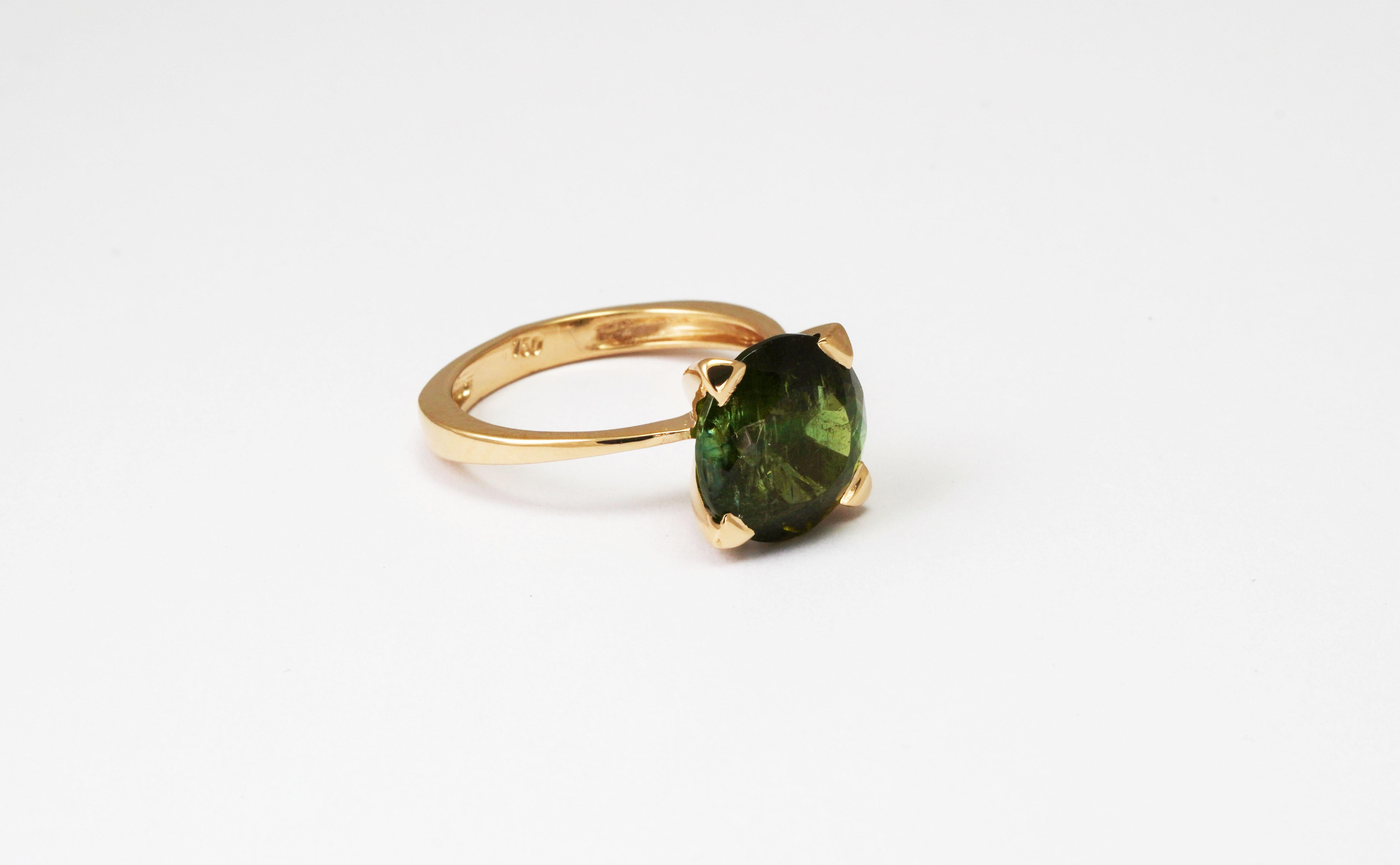 Round Cut 18 Karat Yellow Gold Green Tourmaline Ring For Sale
