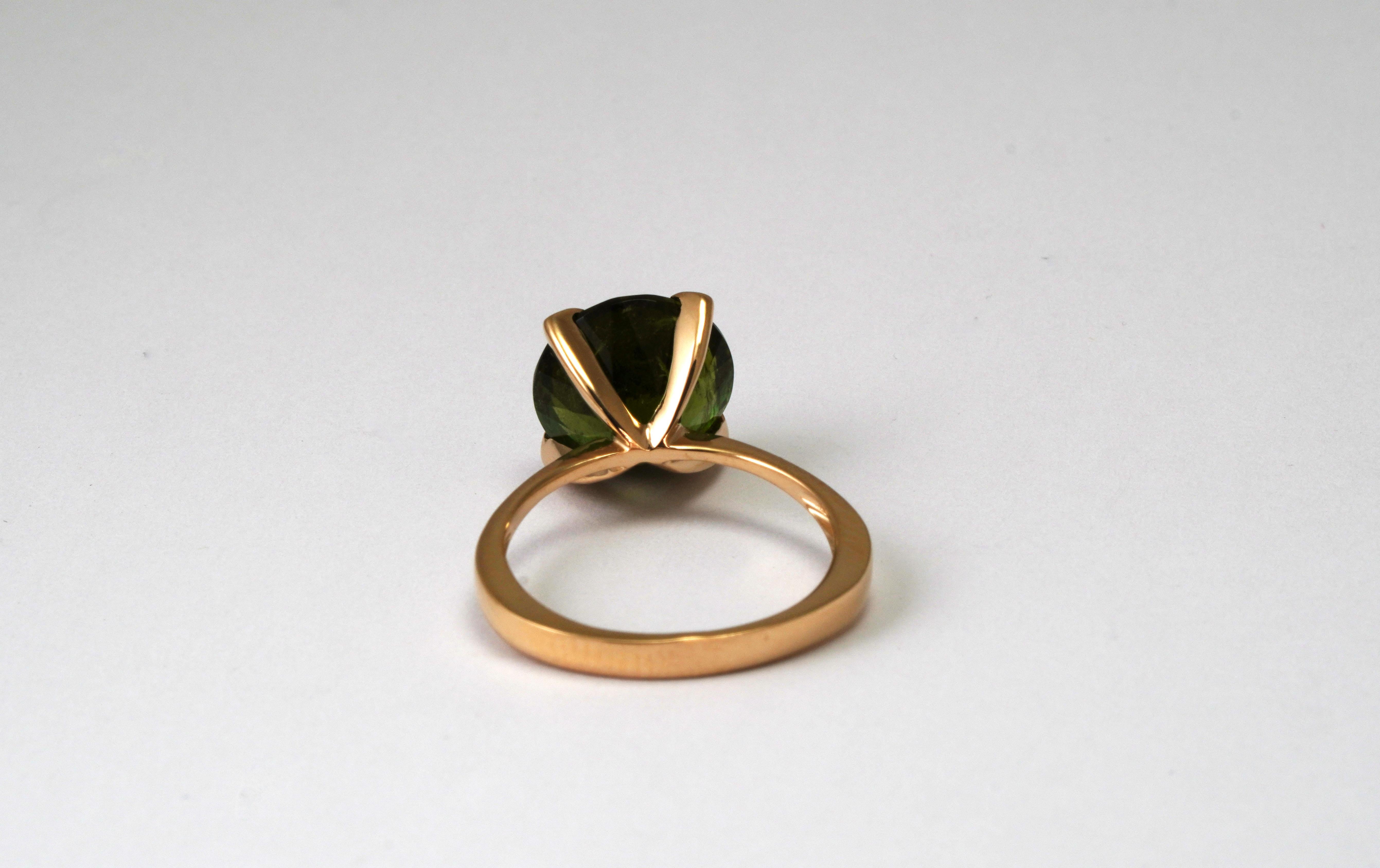 18 Karat Yellow Gold Green Tourmaline Ring In New Condition For Sale In София, BG