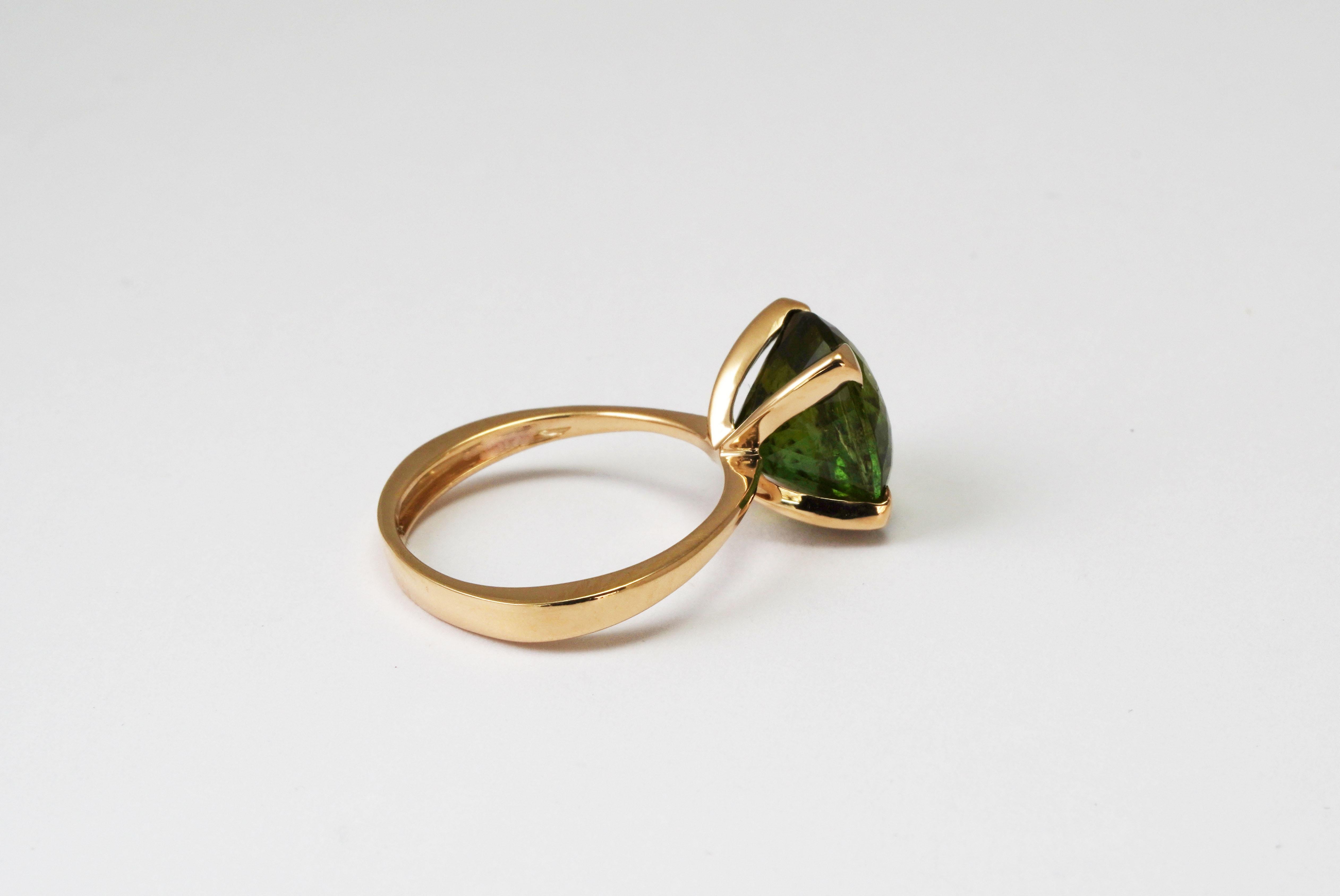 Women's or Men's 18 Karat Yellow Gold Green Tourmaline Ring For Sale