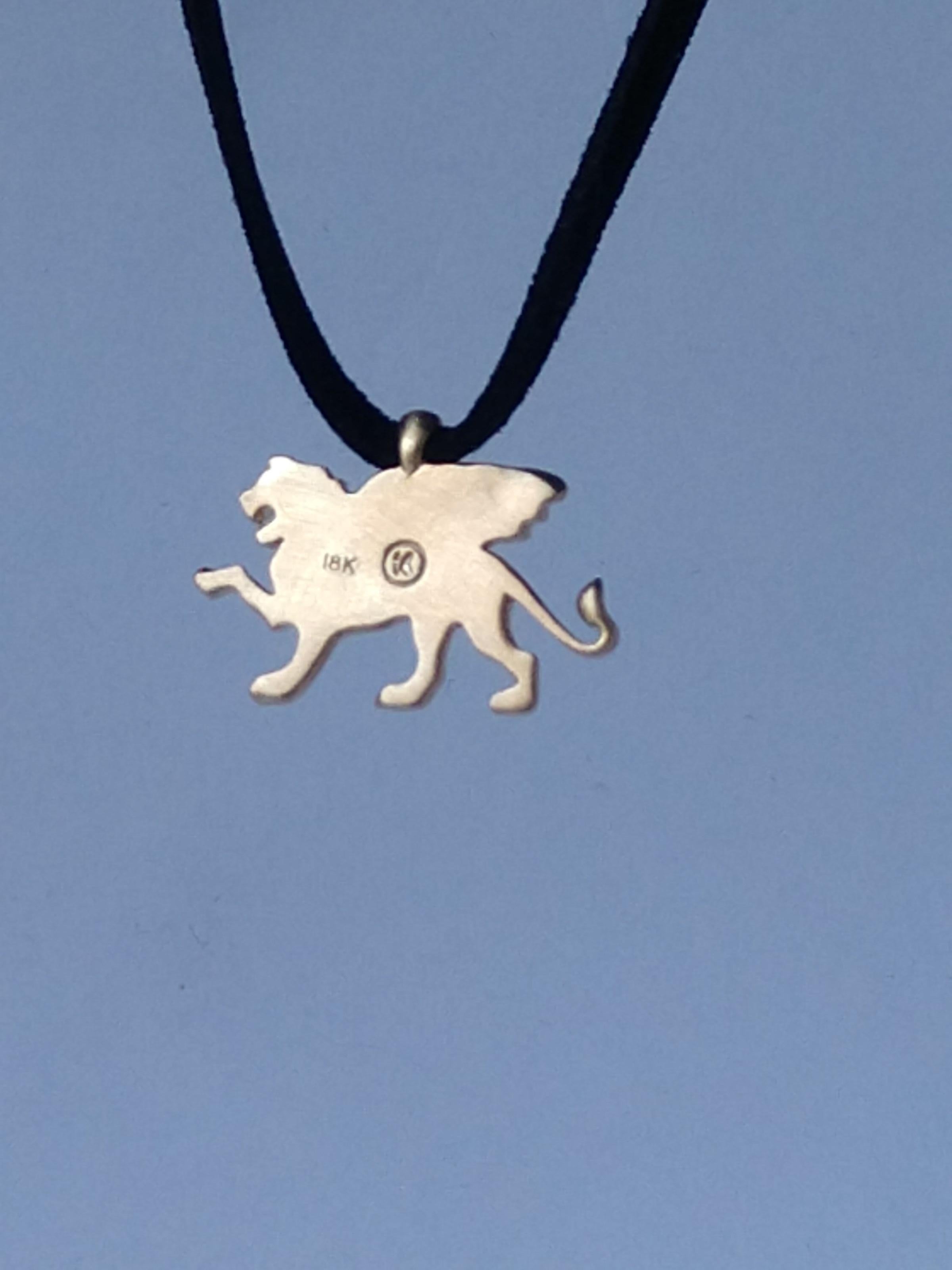 18 Karat Yellow Gold Winged Lion Griffin Pendant Necklace 1 inch wide  In New Condition For Sale In New York, NY
