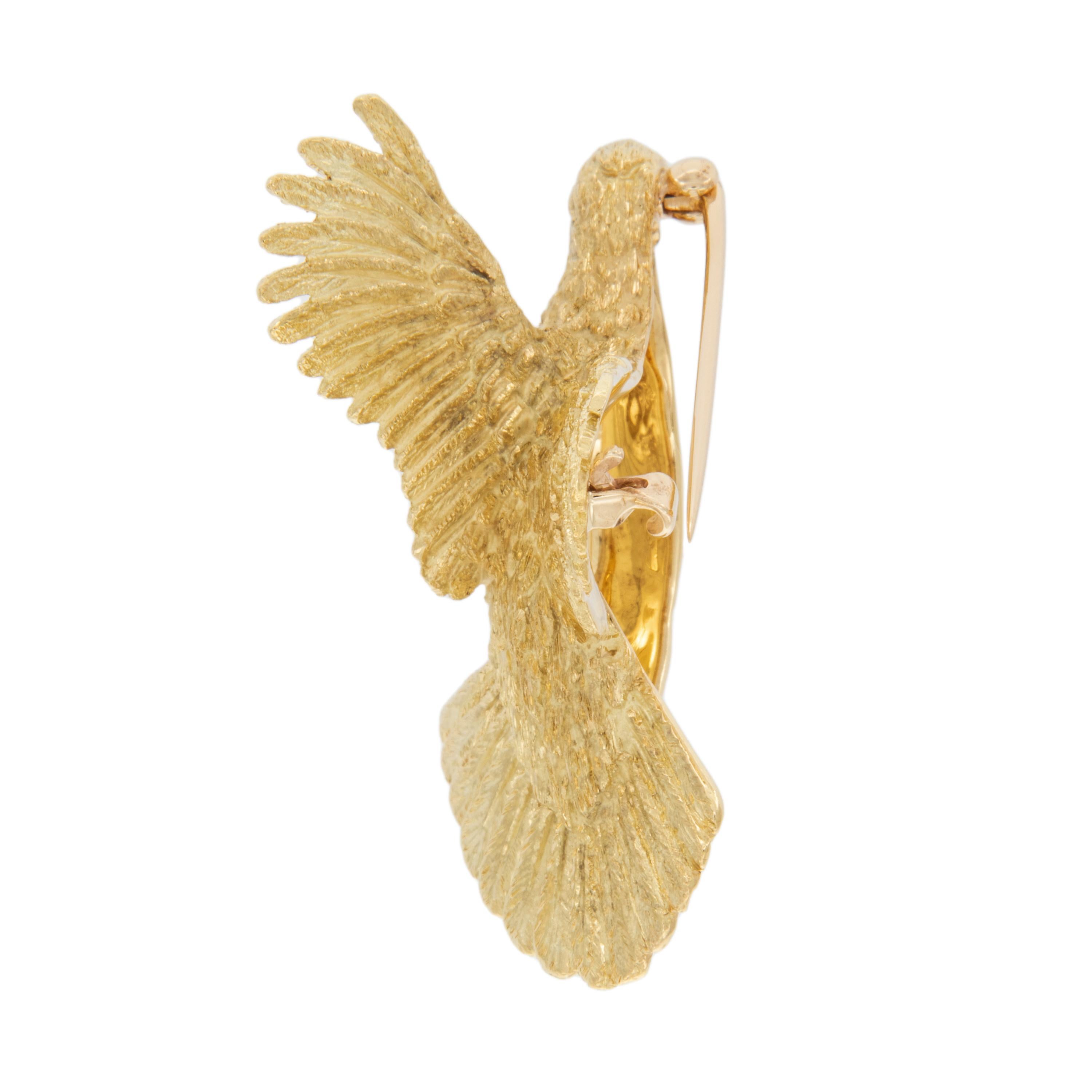 Exquisite and lifelike, this dimensional Grouse in flight made from rich 18 karat yellow gold can be worn as a brooch or converted to a pendant by Crossroads of Sport. Broch measures 46 x 33mm and is set off with detailed texture finish.