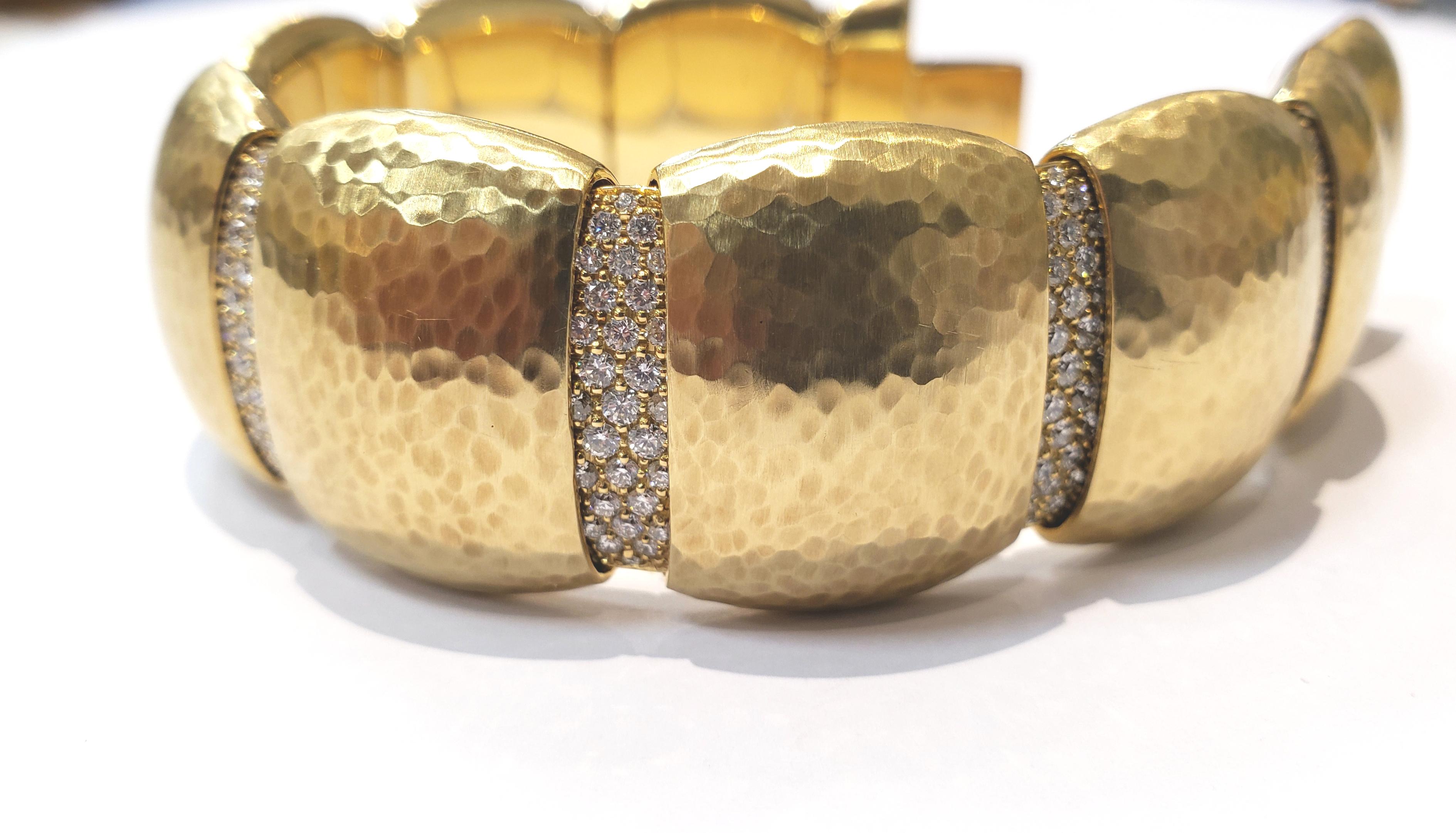 Round Cut 18 Karat Yellow Gold Hammered Bangle Bracelet with Pavé Diamonds 4.14 Carat For Sale