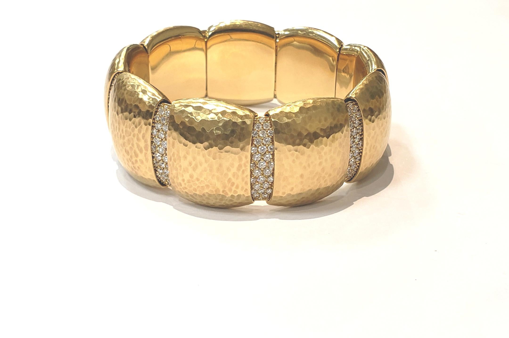 18 Karat Yellow Gold Hammered Bangle Bracelet with Pavé Diamonds 4.14 Carat For Sale 1