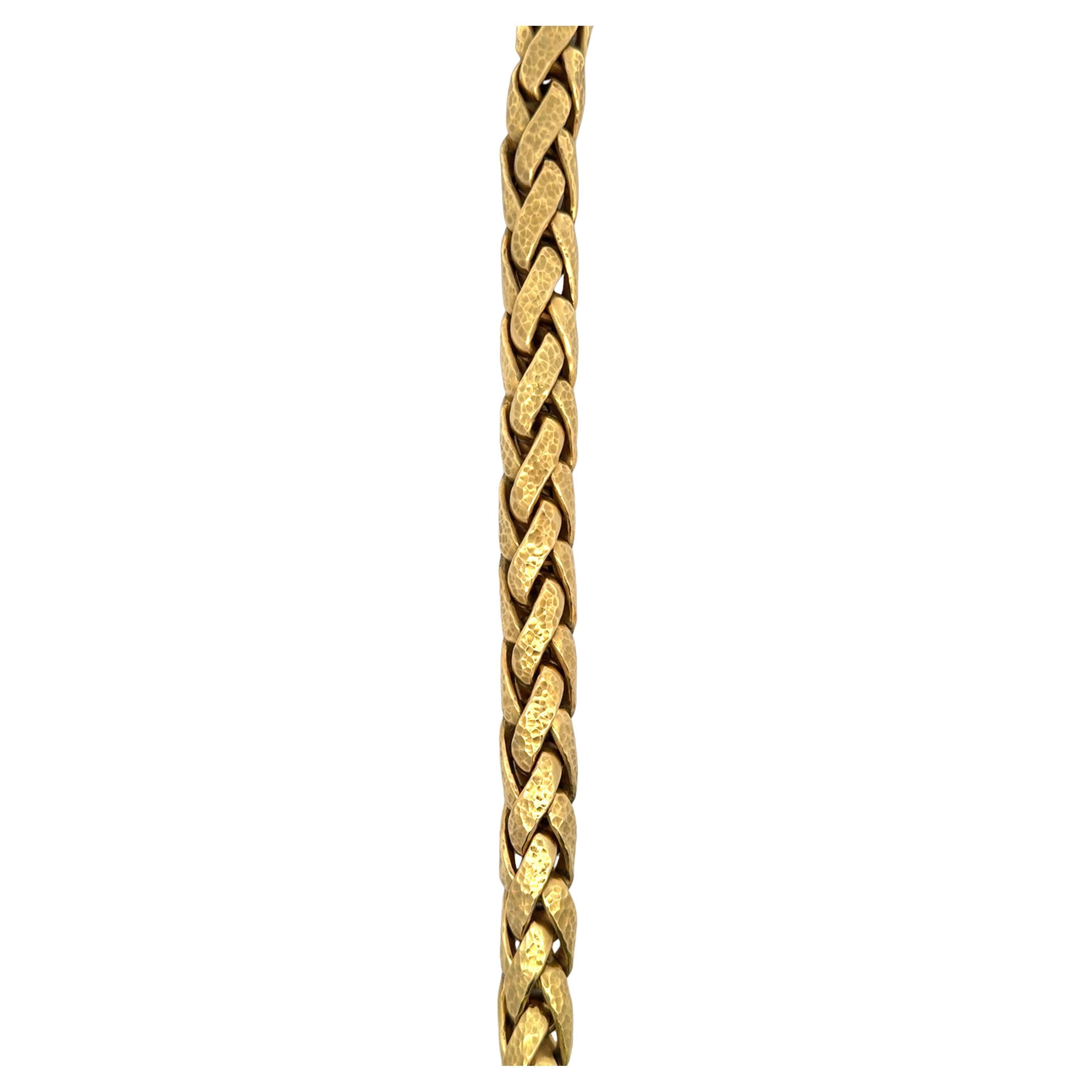 Bracciale a maglie in oro giallo 18 carati con motivo a martello intrecciato del peso di 54,5 grammi.