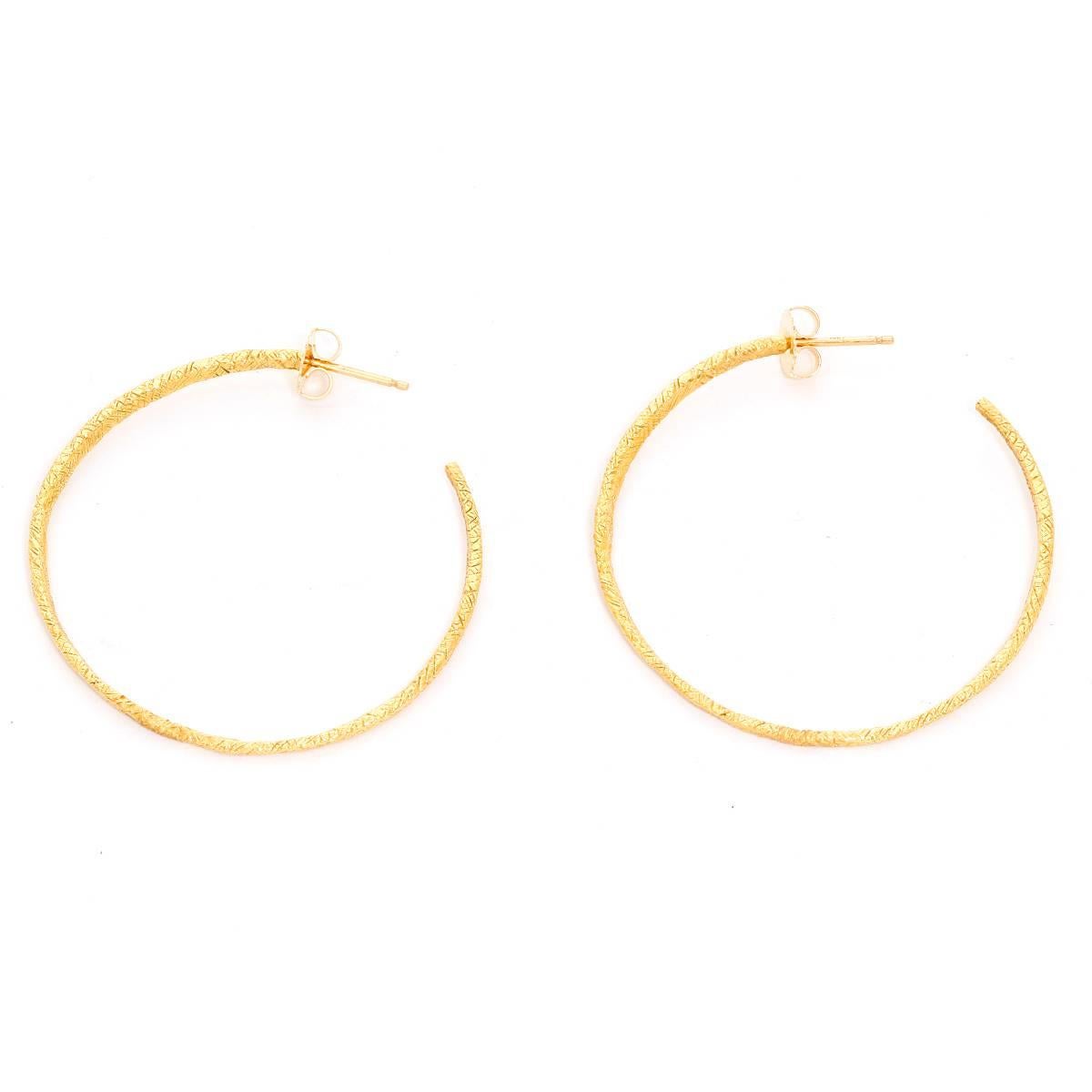 18 Karat Yellow Gold Hammered Earring Hoops In Excellent Condition For Sale In Dallas, TX