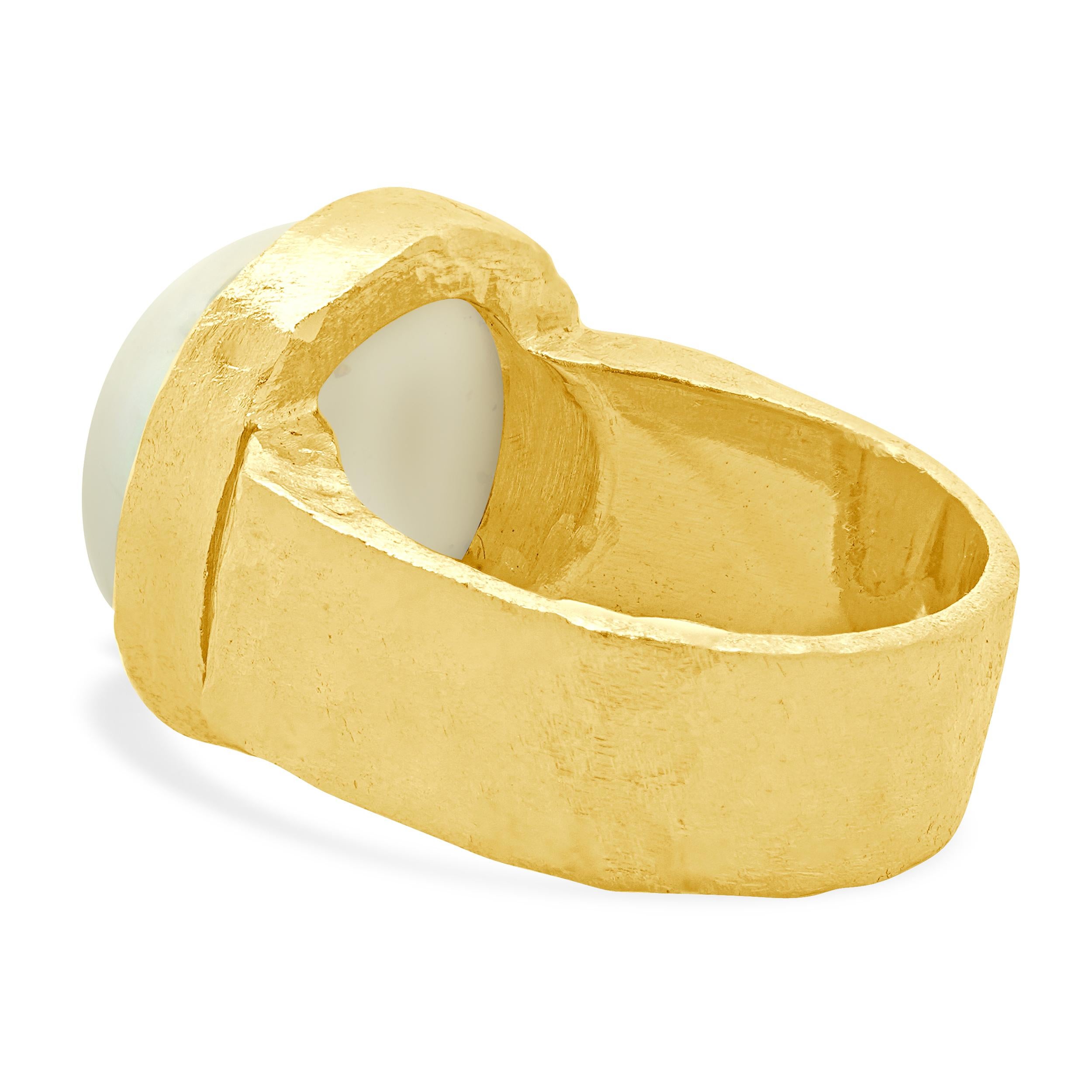 Round Cut 18 Karat Yellow Gold Hammered Mabe Pearl Ring For Sale