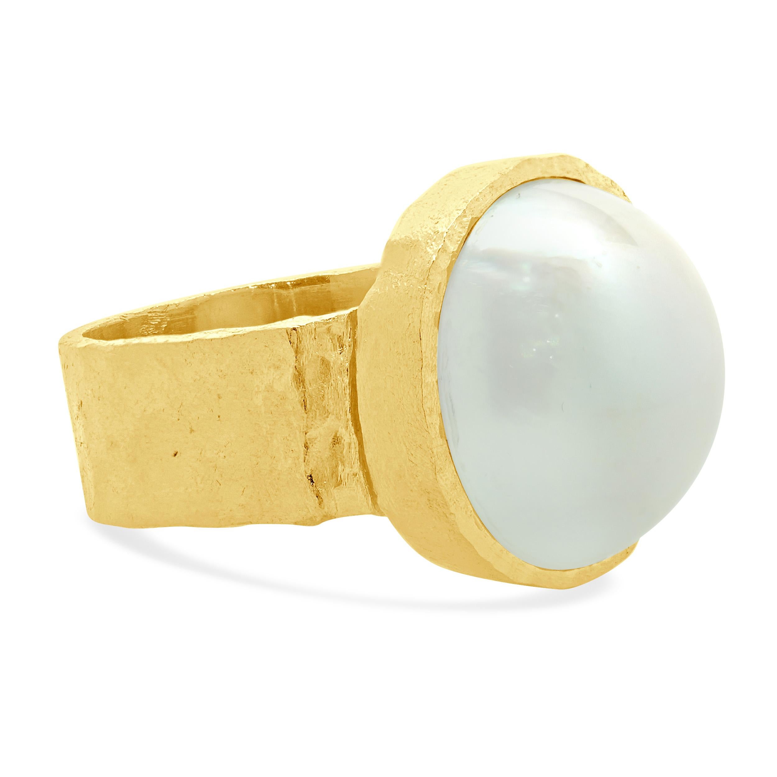 18 Karat Yellow Gold Hammered Mabe Pearl Ring In Excellent Condition For Sale In Scottsdale, AZ