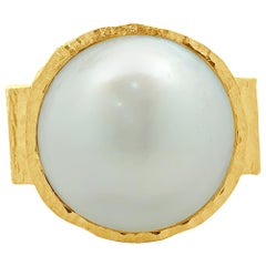 Anillo de Oro Amarillo de 18 Kilates Martillado con Perla Mabe