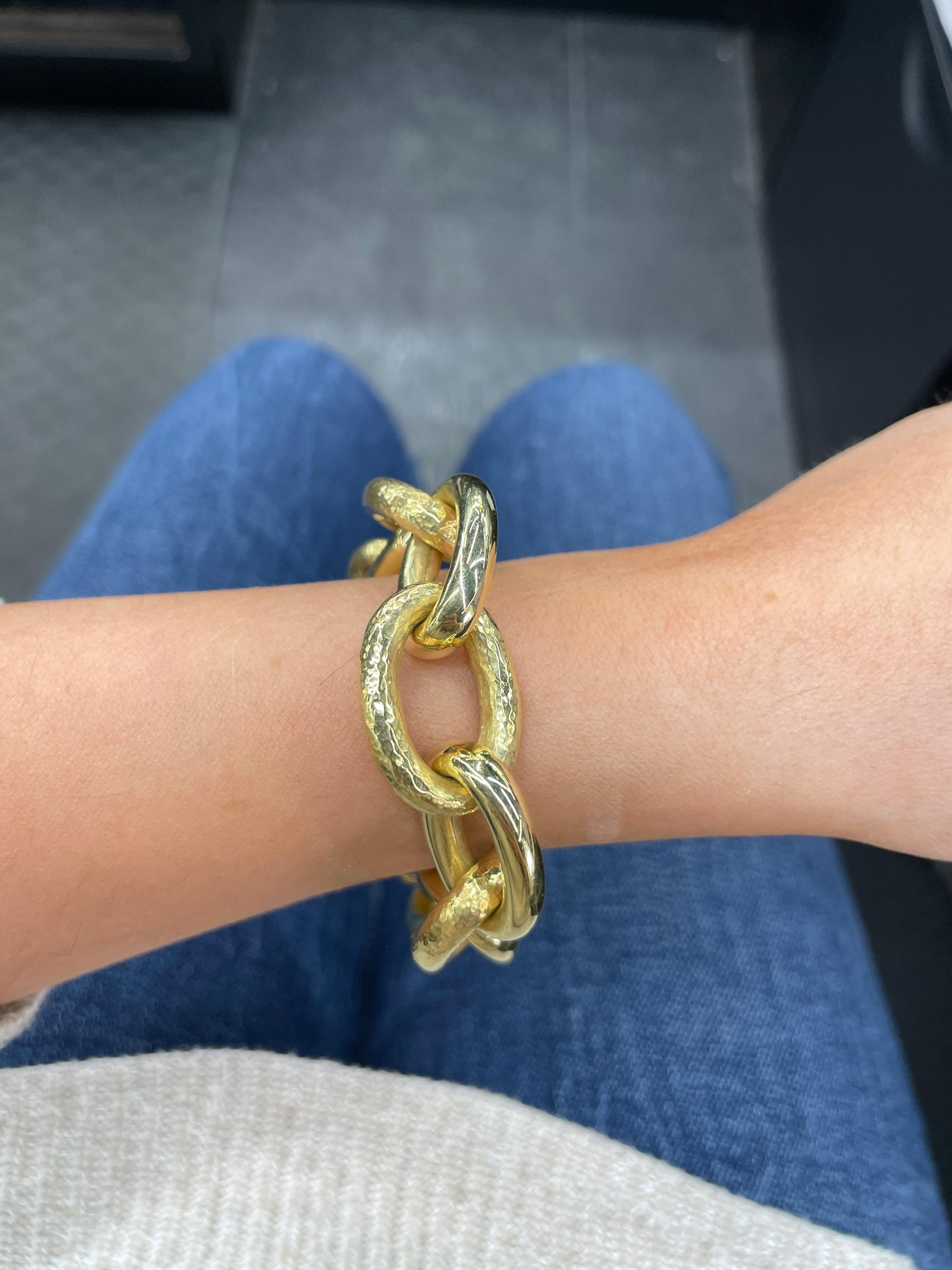 18 Karat Yellow Gold Hammered & High Polished Oval Link Bracelet 46.1 Grams For Sale 1