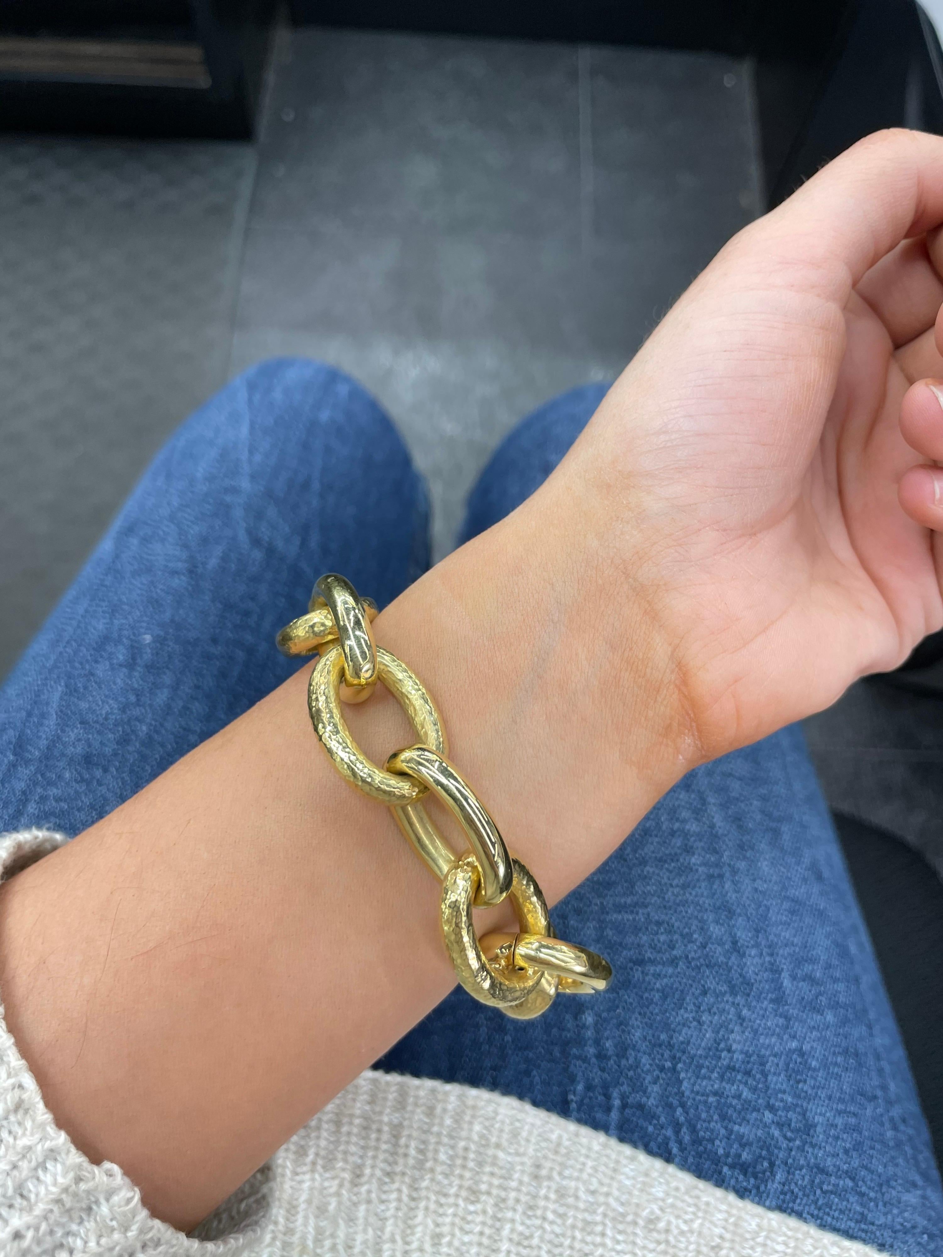 18 Karat Yellow Gold Hammered & High Polished Oval Link Bracelet 46.1 Grams For Sale 2