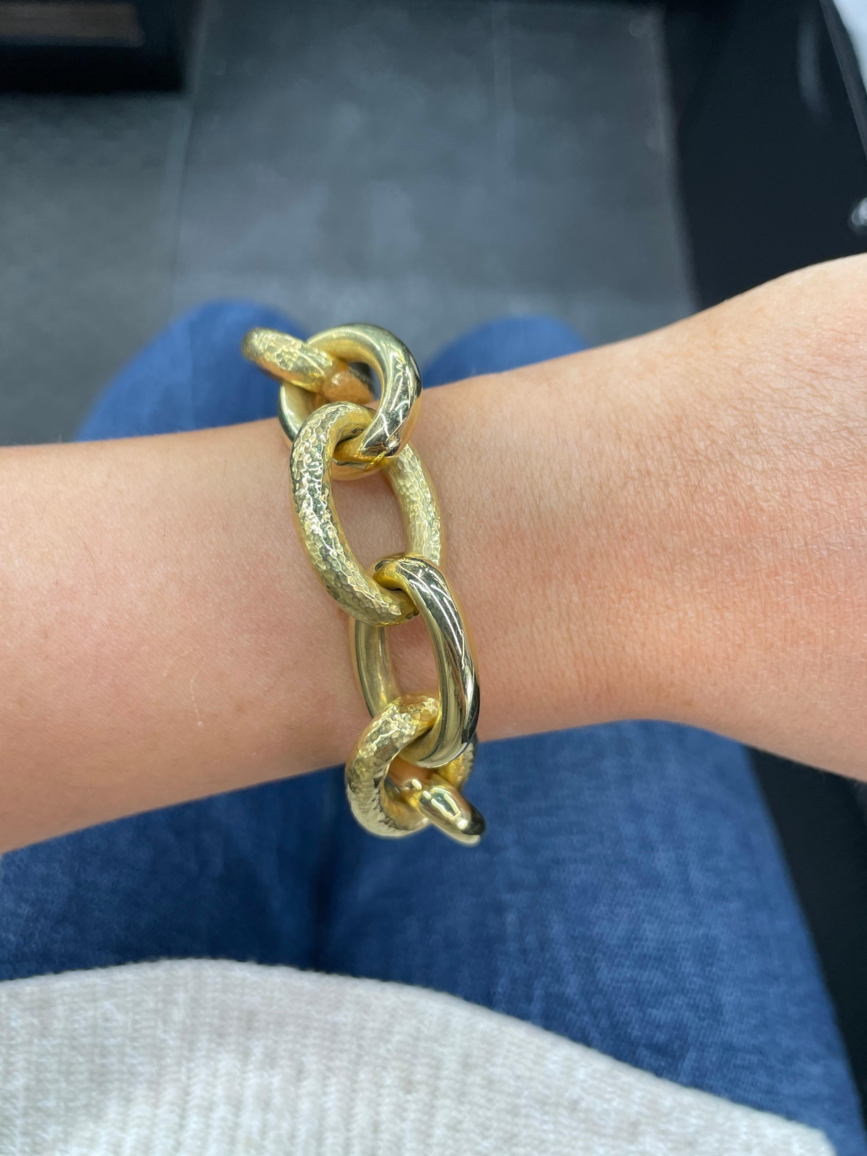 18 Karat Yellow Gold Hammered & High Polished Oval Link Bracelet 46.1 Grams In Excellent Condition For Sale In New York, NY