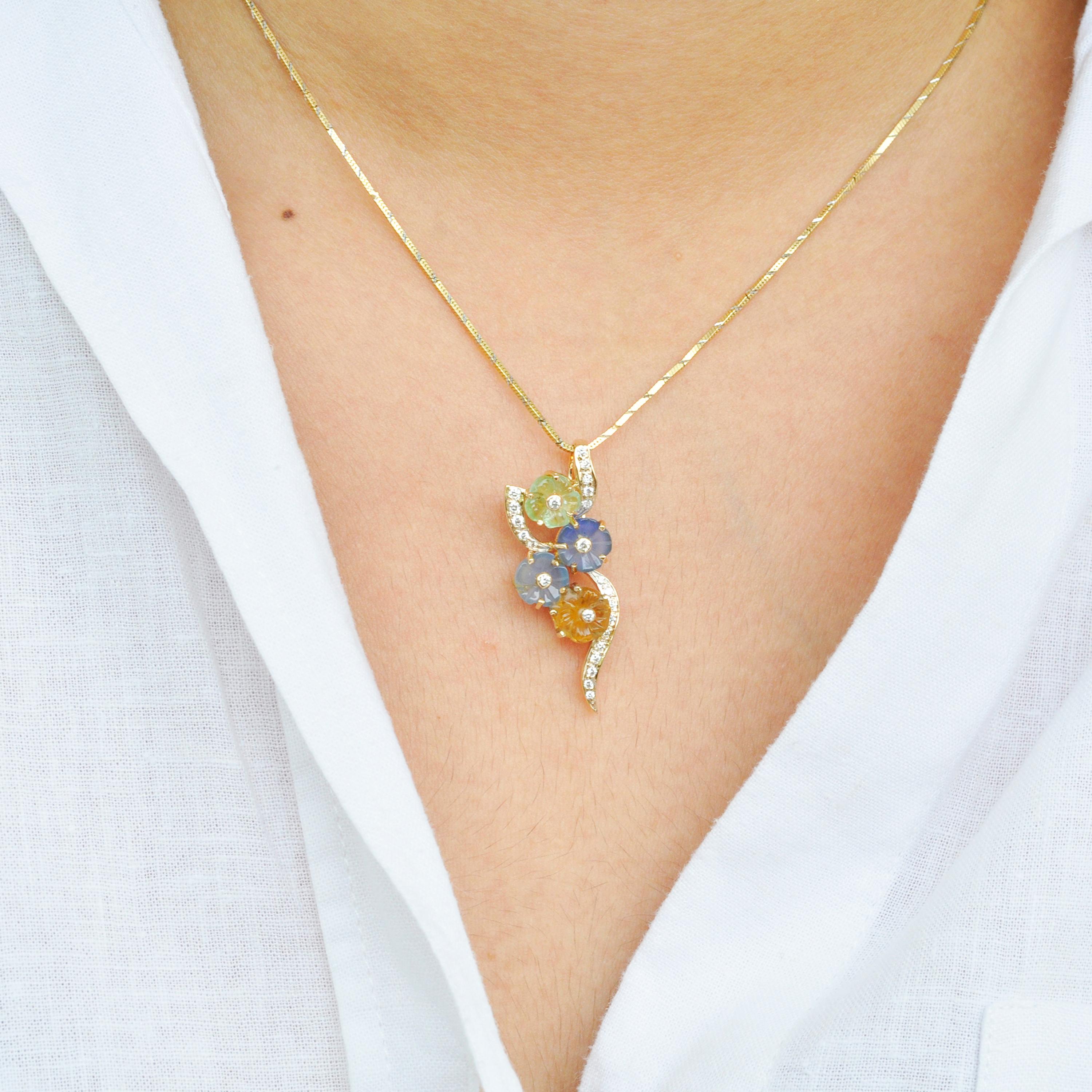 18 karat yellow gold hand-carved chalcedony flower diamond pendant necklace

Simplicity can never go out of fashion. This simple 18 karat gold pendant necklace is a simple assortment of four chalcedony carved flowers, supported by pave set diamonds.