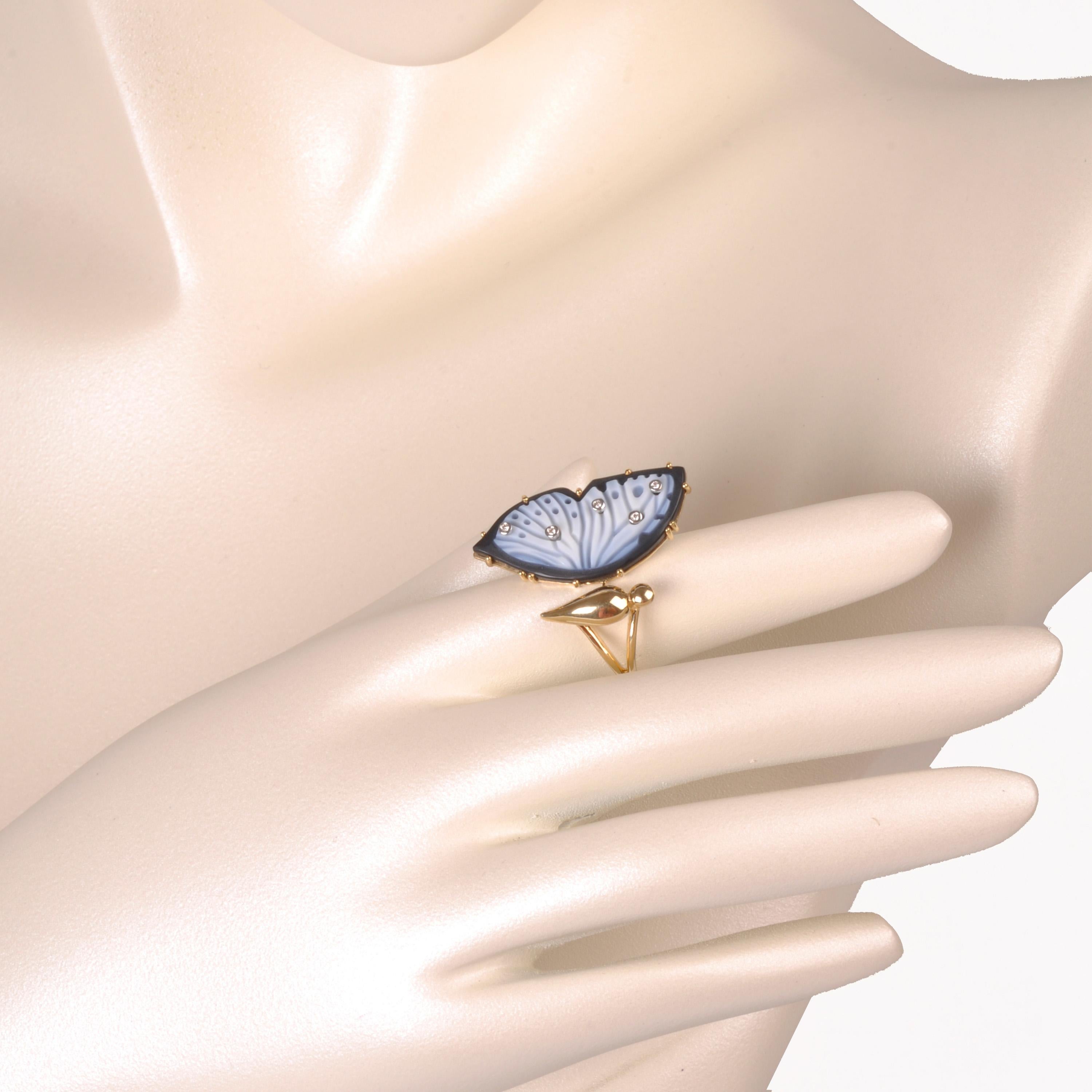 Cette bague papillon diamant en agate naturelle en or 18K est un symbole de transformation et de grâce. Cette bague exquise capture l'élégance délicate d'un papillon en vol, rappelant les possibilités illimitées offertes par le changement.

Le corps
