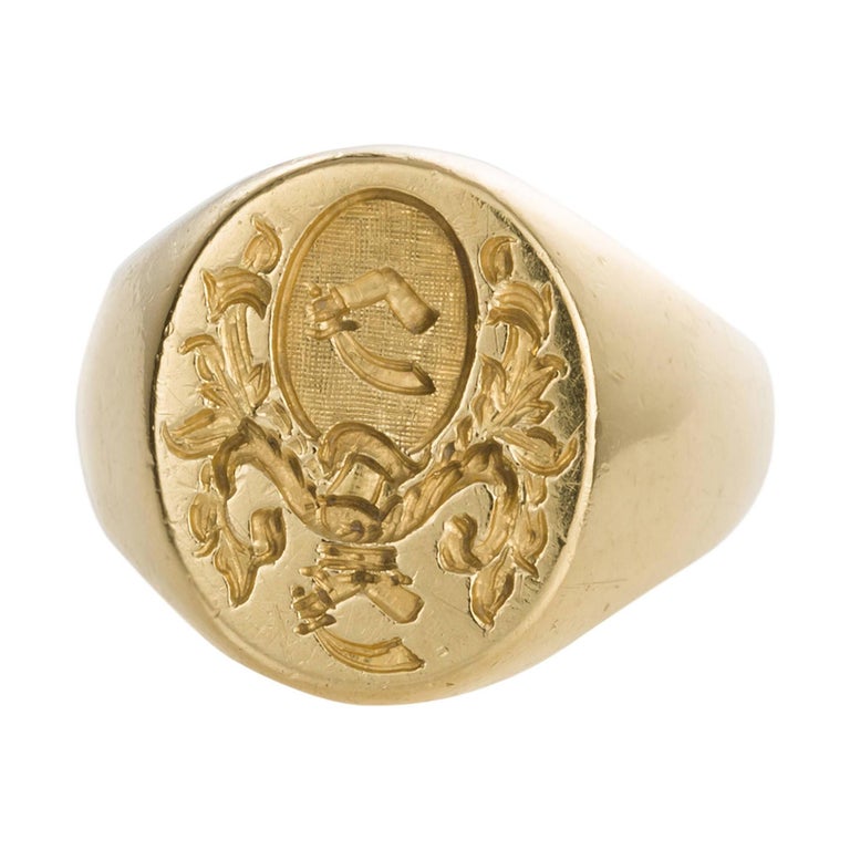 18 Karat Yellow Gold Hand Engraved Crest Unisex Signet Ring at 1stDibs