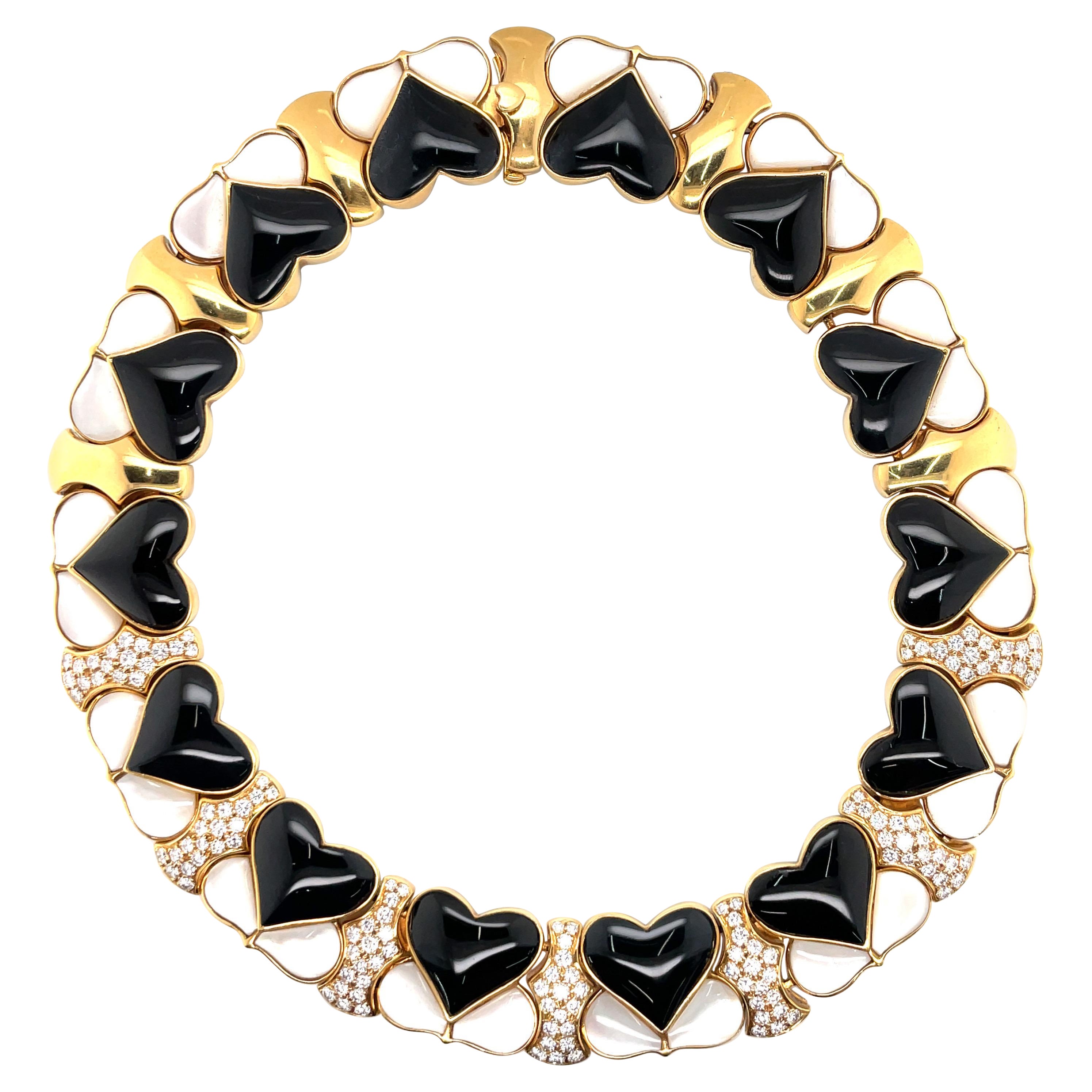 Collana con collare di diamanti in oro giallo 18 carati con cuore di onice e pietra di luna 6 carati