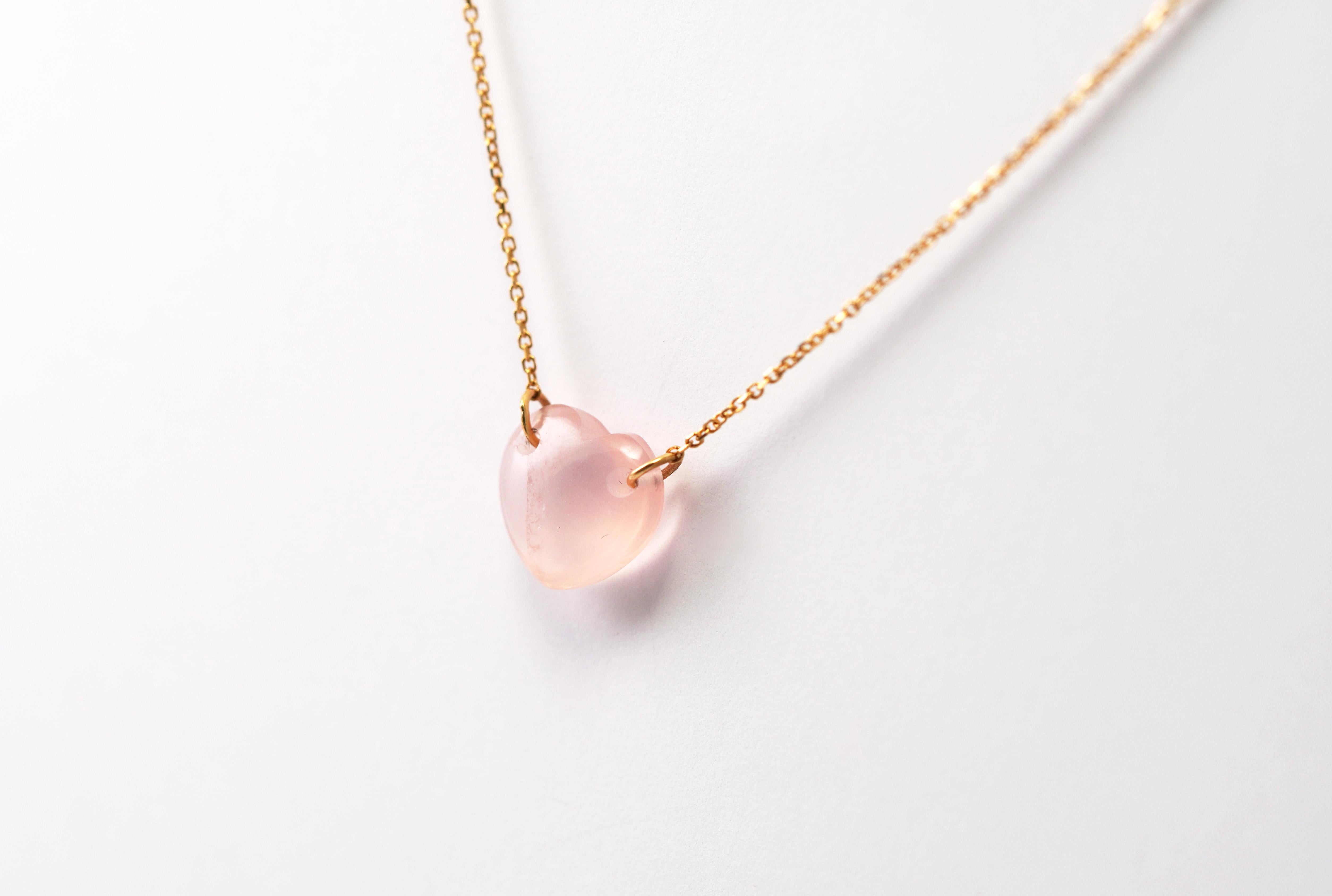 Moderno Collana di quarzo rosa a forma di cuore in oro giallo 18 carati in vendita