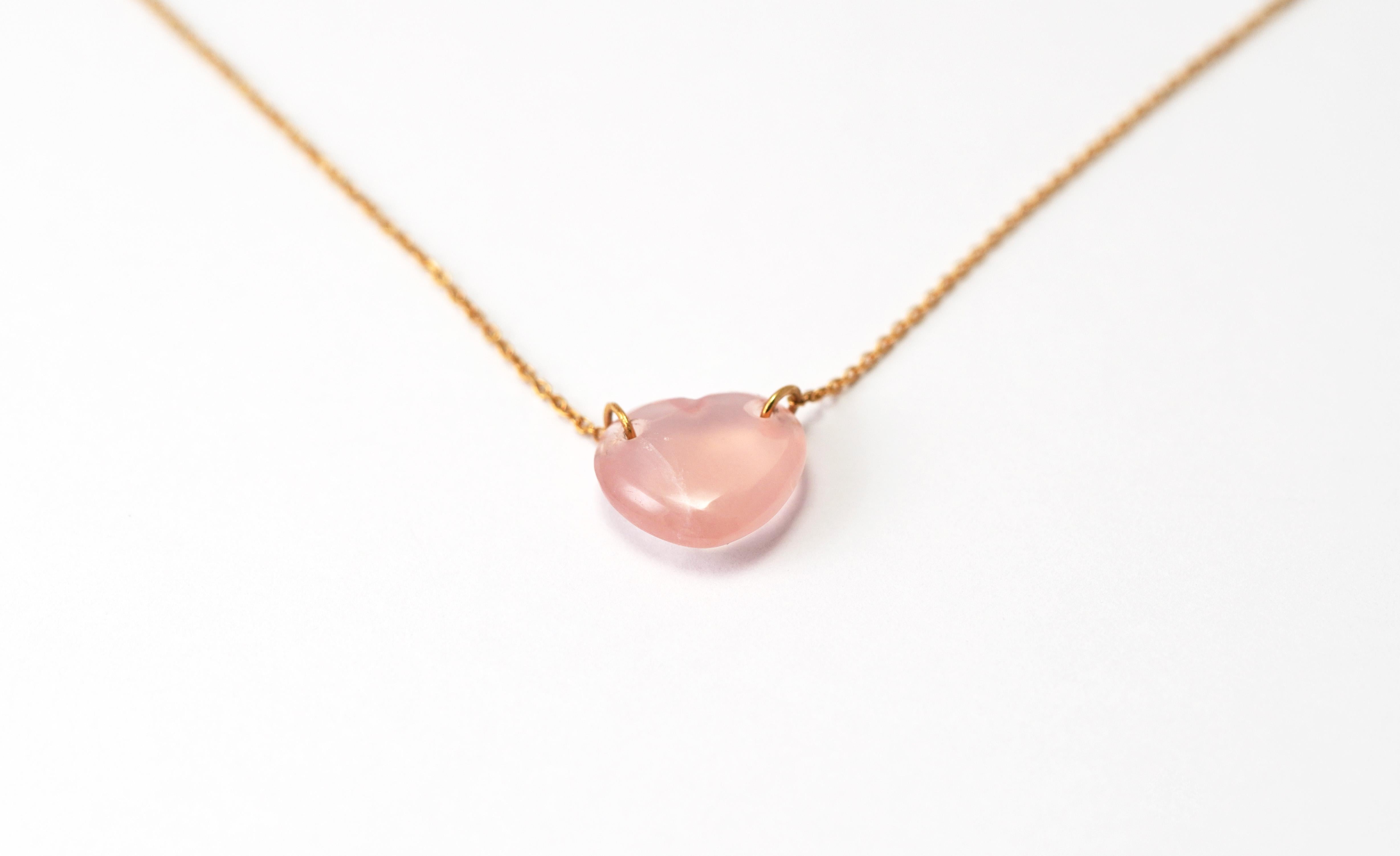 Cuore Collana di quarzo rosa a forma di cuore in oro giallo 18 carati in vendita