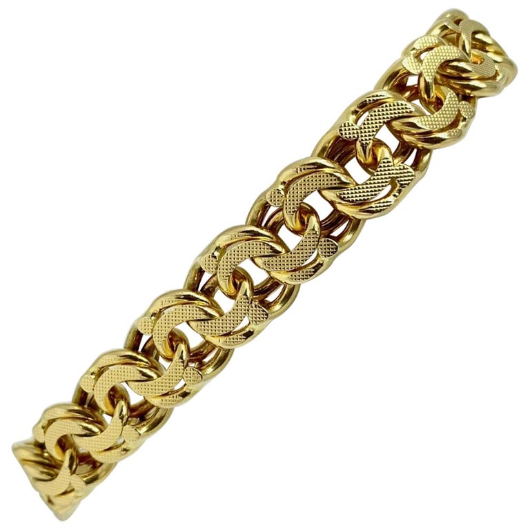 18 Karat Yellow Gold Heavy Textured Double Circle Link Charm Bracelet For Sale at 1stdibs