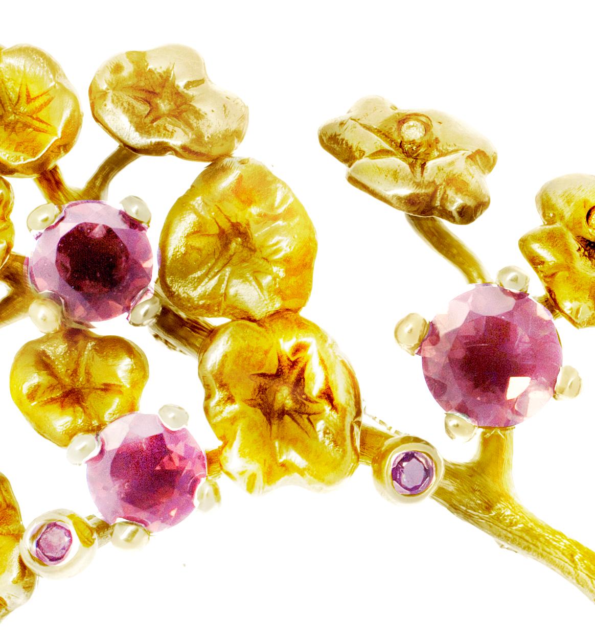 Heliotrope-Brosche aus achtzehn Karat Gelbgold mit rosa Spinellen und Diamanten (Zeitgenössisch) im Angebot