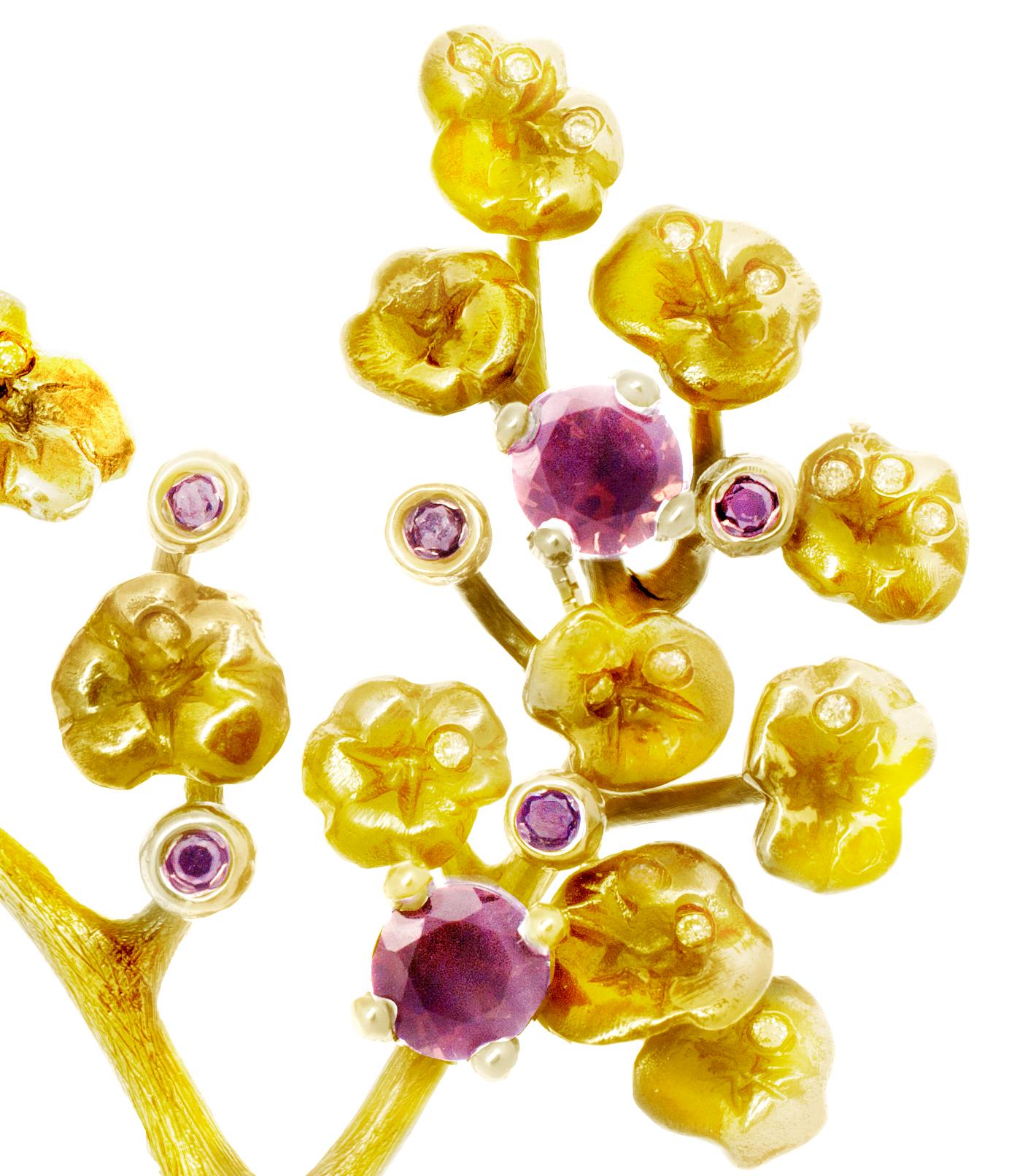 Heliotrope-Brosche aus achtzehn Karat Gelbgold mit rosa Spinellen und Diamanten (Rundschliff) im Angebot