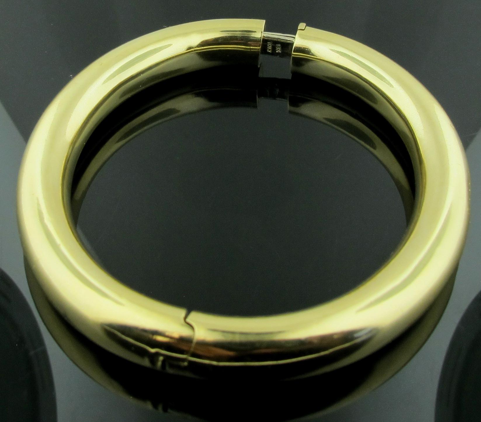 18 Karat Yellow Gold 'Hinged' Bangle Bracelet In Excellent Condition In Palm Desert, CA