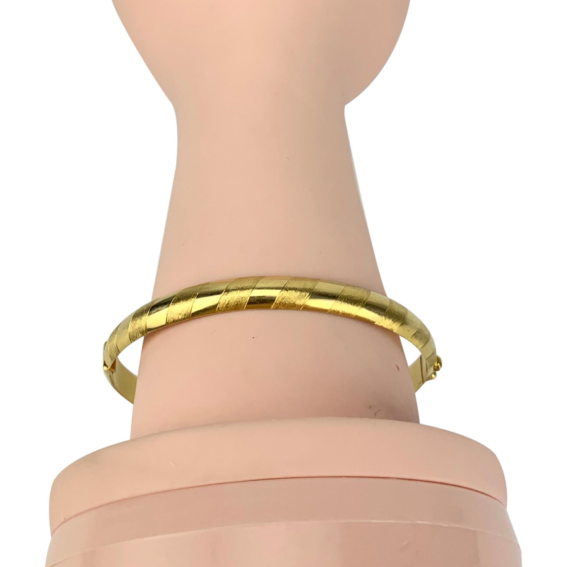 18 Karat Yellow Gold Hinged Striped Bangle Bracelet 3