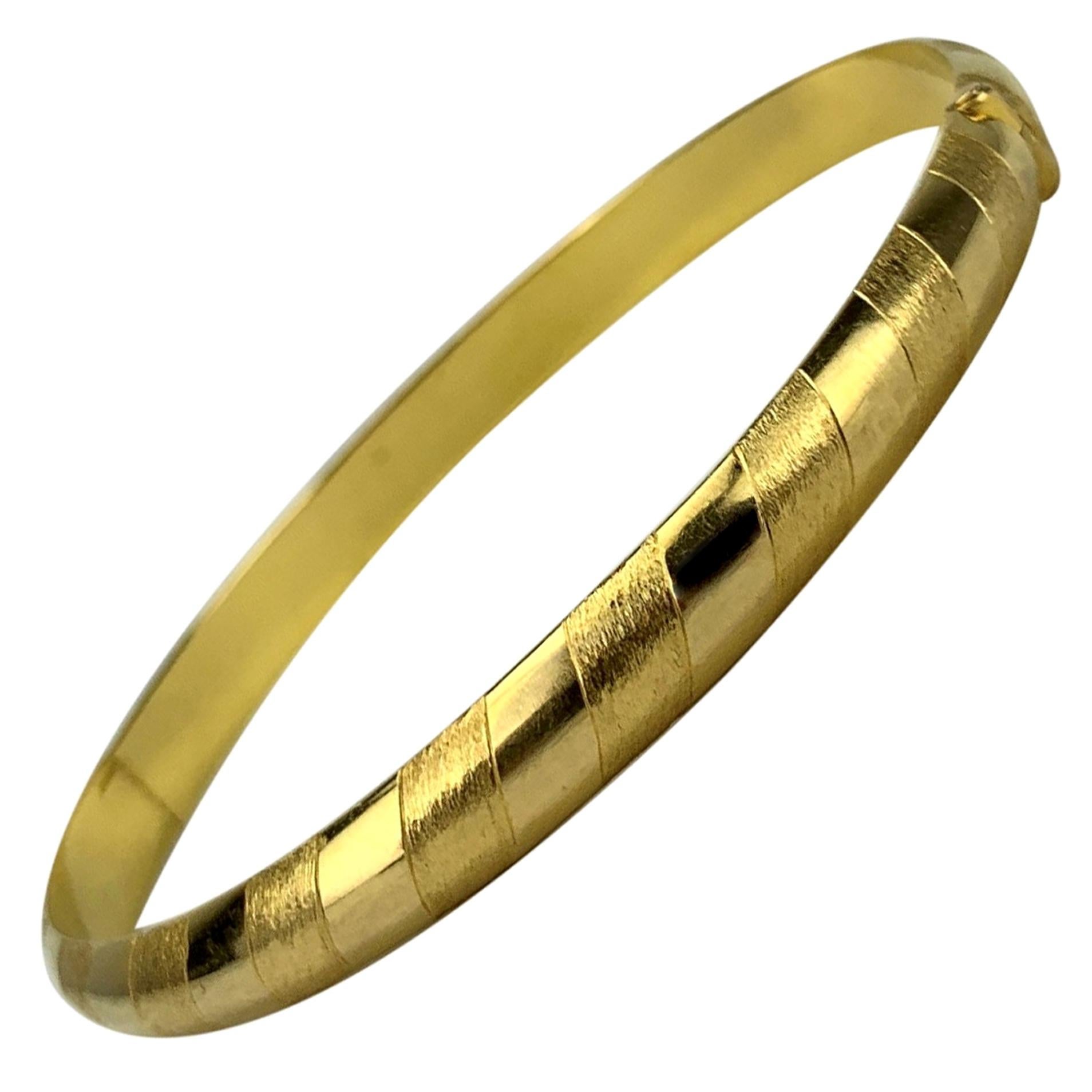 18 Karat Yellow Gold Hinged Striped Bangle Bracelet For Sale at 1stDibs