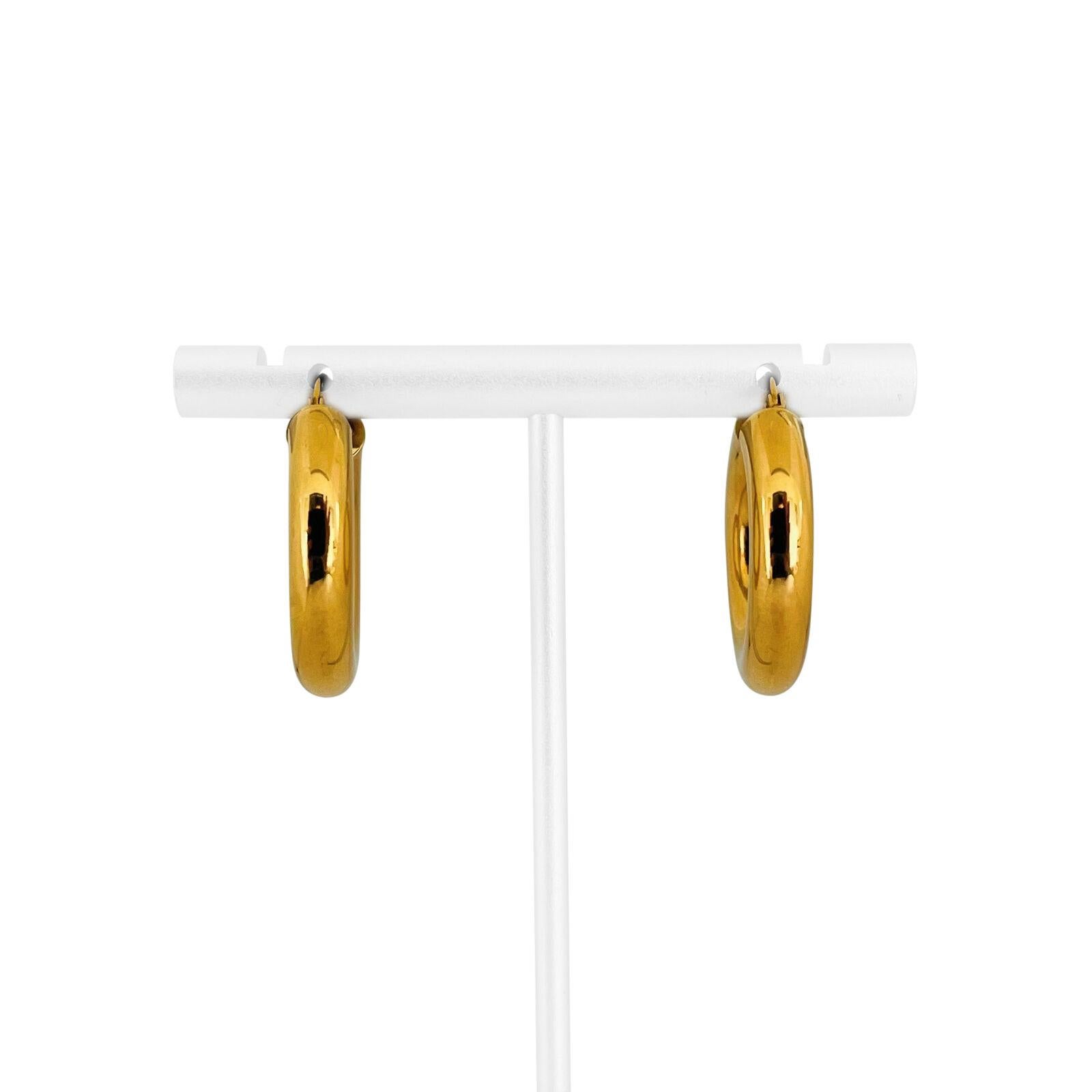 18k Yellow Gold 4.1g Hollow Polished UnoAErre Hoop Huggie Earrings Italy

Condition:  Excellent Condition, Professionally Cleaned and Polished
Metal:  18k Gold (Marked, and Professionally Tested)
Weight:  4.1g
Length by Width:  1.1