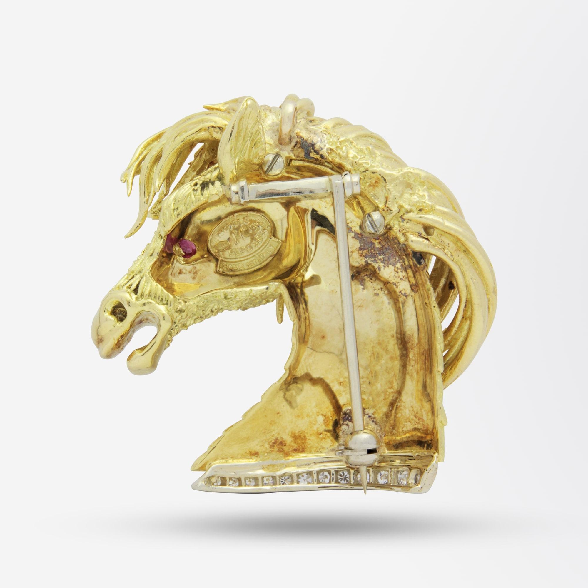 An exceptional horse head brooch pendant made by Pierino Frascarolo (1928-1976) who was an Italian jeweller producing incredible work in the mid 20th century. The 18 karat yellow gold brooch is heavily textured and has been manufactured in two