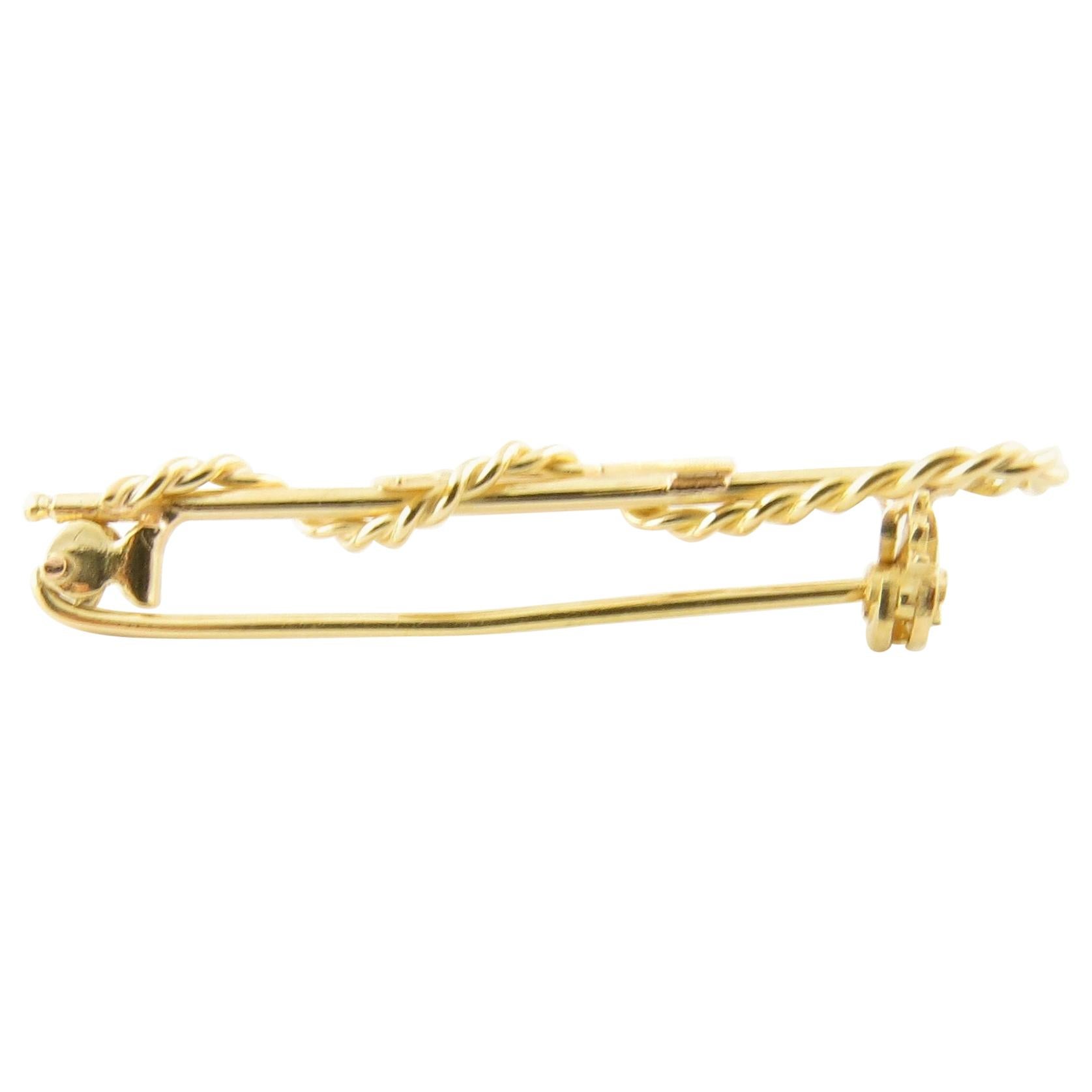 Vintage 18 Karat Yellow Gold Horseshoe and Riding Crop Brooch/Pin-
 Perfect gift for the equestrian in your life! 
This lovely brooch features a horseshoe and riding crop meticulously detailed in 18K yellow gold. 
Size: 32 mm x 16 mm 
Weight: 1.5