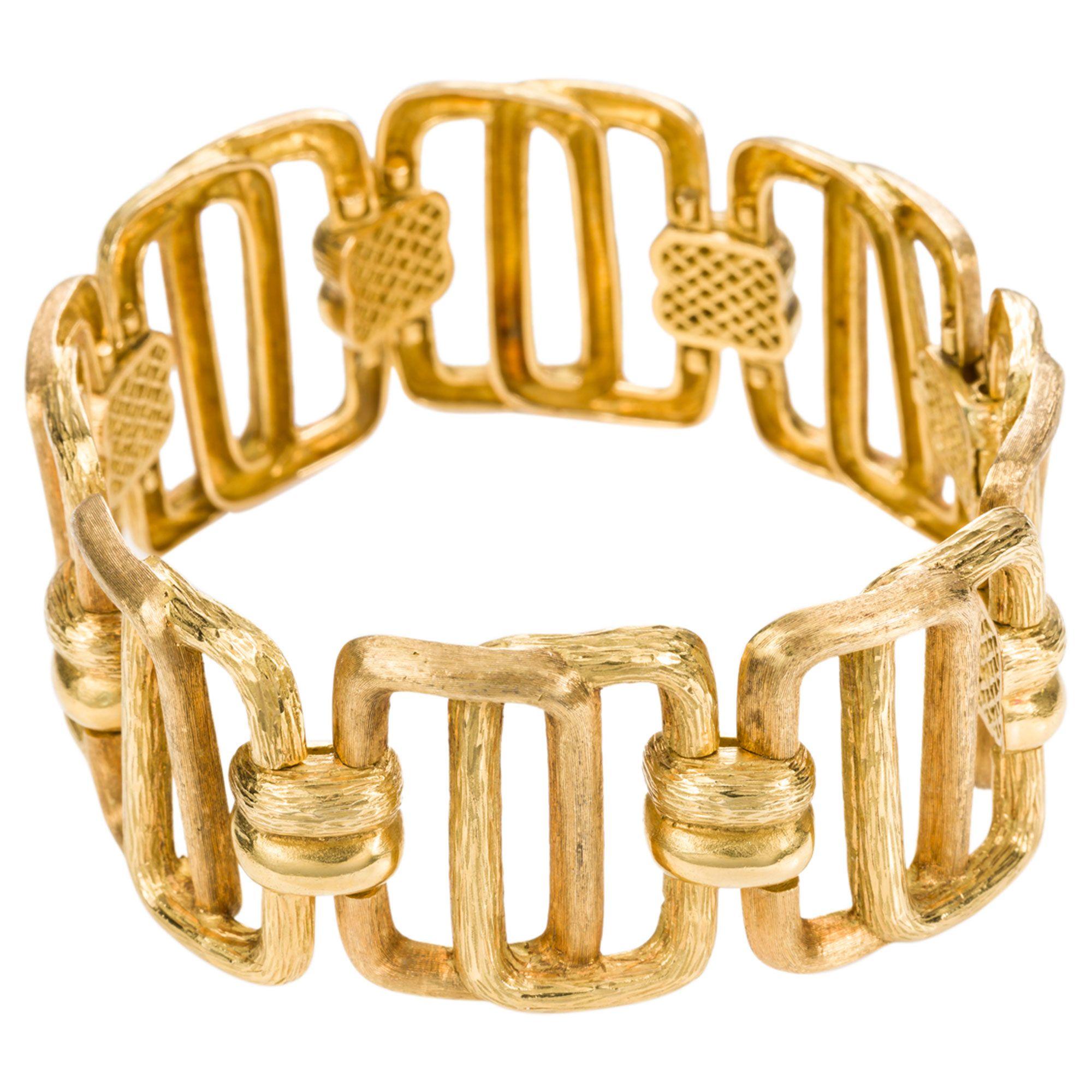 Organic and textural, this 18k yellow gold Hungarian link bracelet will have heads turning. Superbly crafted by an artist, being able to achieve this amazing texture on gold shows true craftsmanship. Designed as a series of eight double links joined