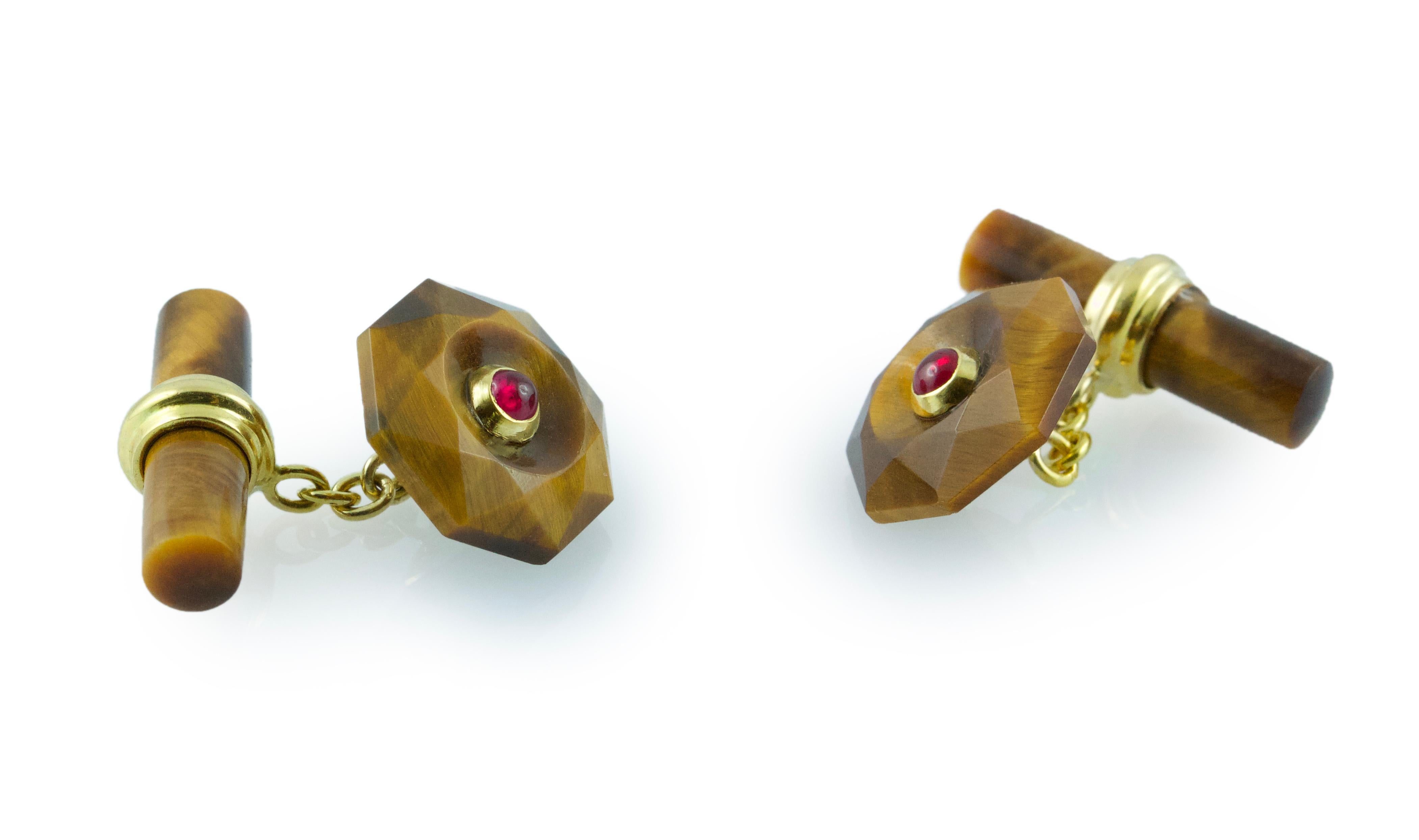 18 Karat Yellow Gold in Tiger's Eye with Rubies Cufflinks im Zustand „Neu“ in Milano, IT