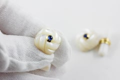 Manschettenknöpfe aus 18 Karat Gelbgold, ineinander verwoben, quadratische Perlmutt-Achat-Saphire